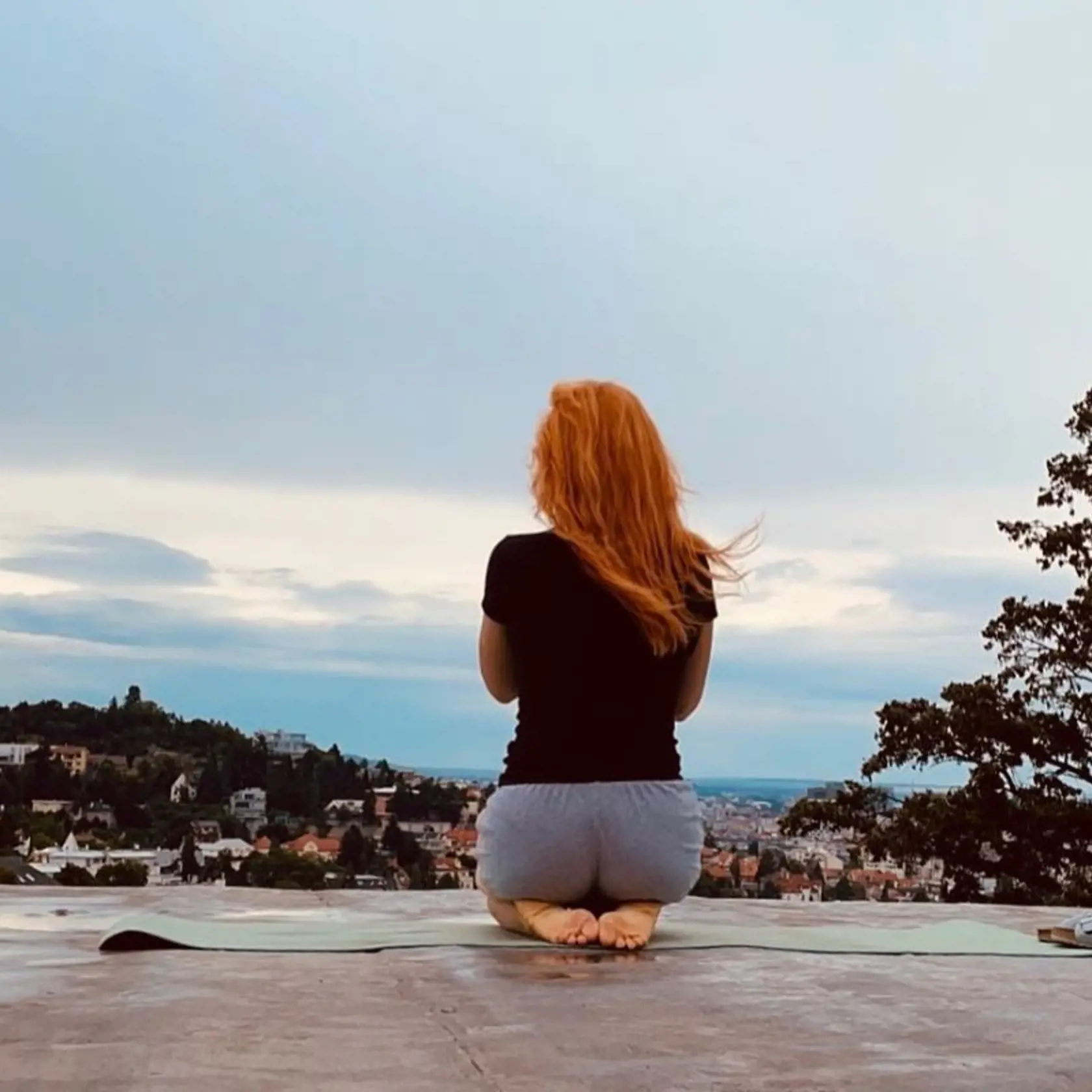 Helena Krajčiová cvičí na streche domu.