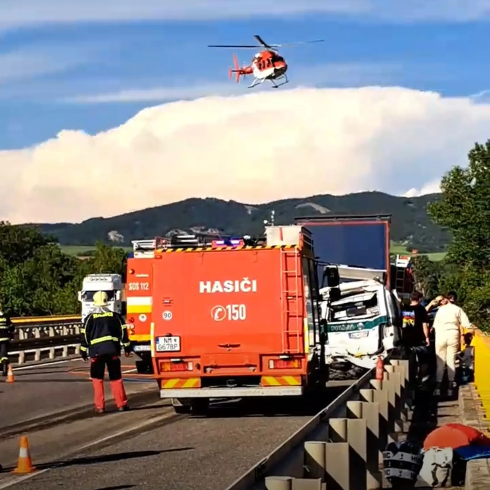 Na diaľnici pristál aj vrtuľník. Kamión podľa svedka vrazil do policajného auta aj do hasičov.
