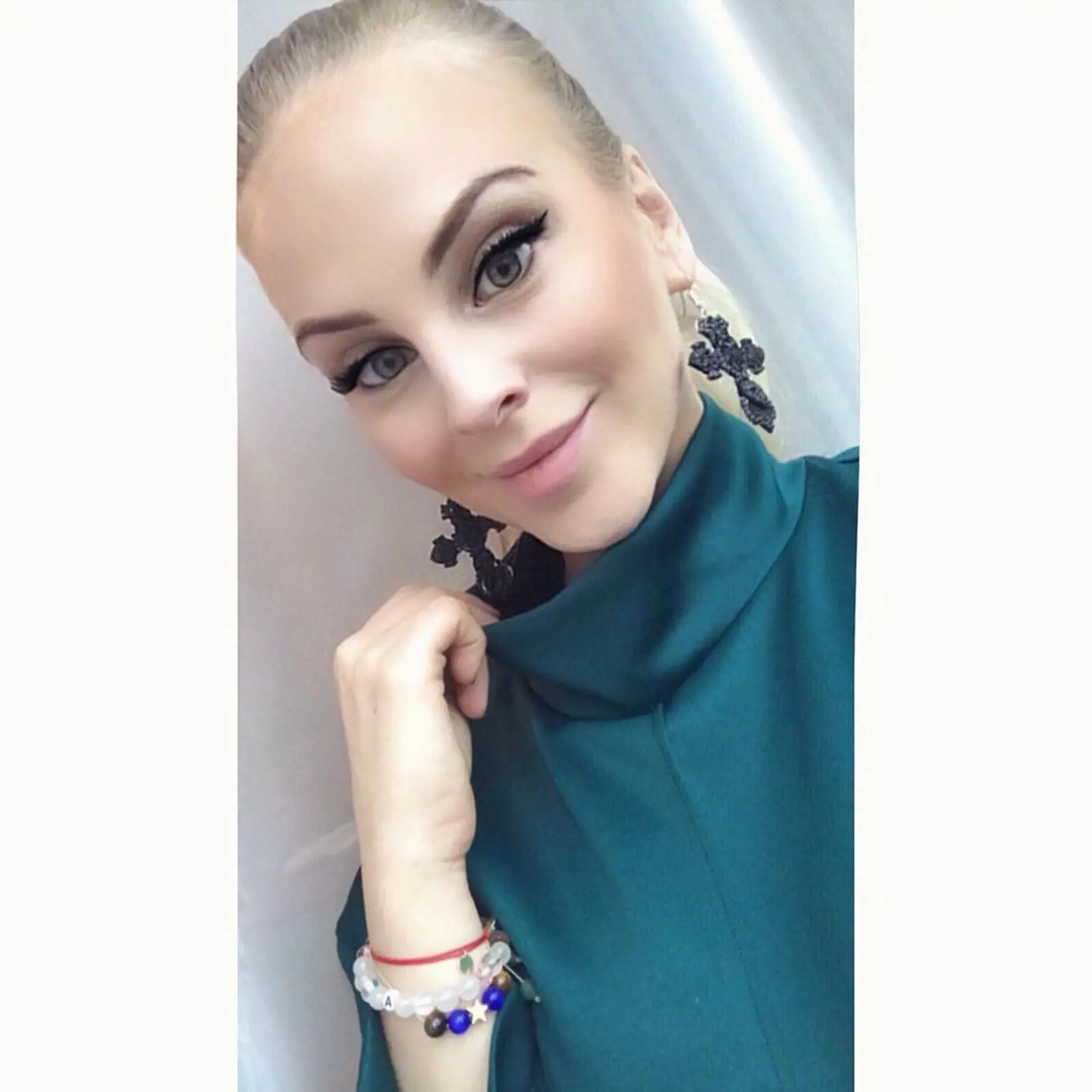 Bývalá superstaristka Barbora Balúchová pôsobí všelijako len nie prirodzene. Na tejto fotke vyzerá ako počítačová postava z nejakého fantsy filmu. Pleť bez pórov, bez vrások a bez mimiky…