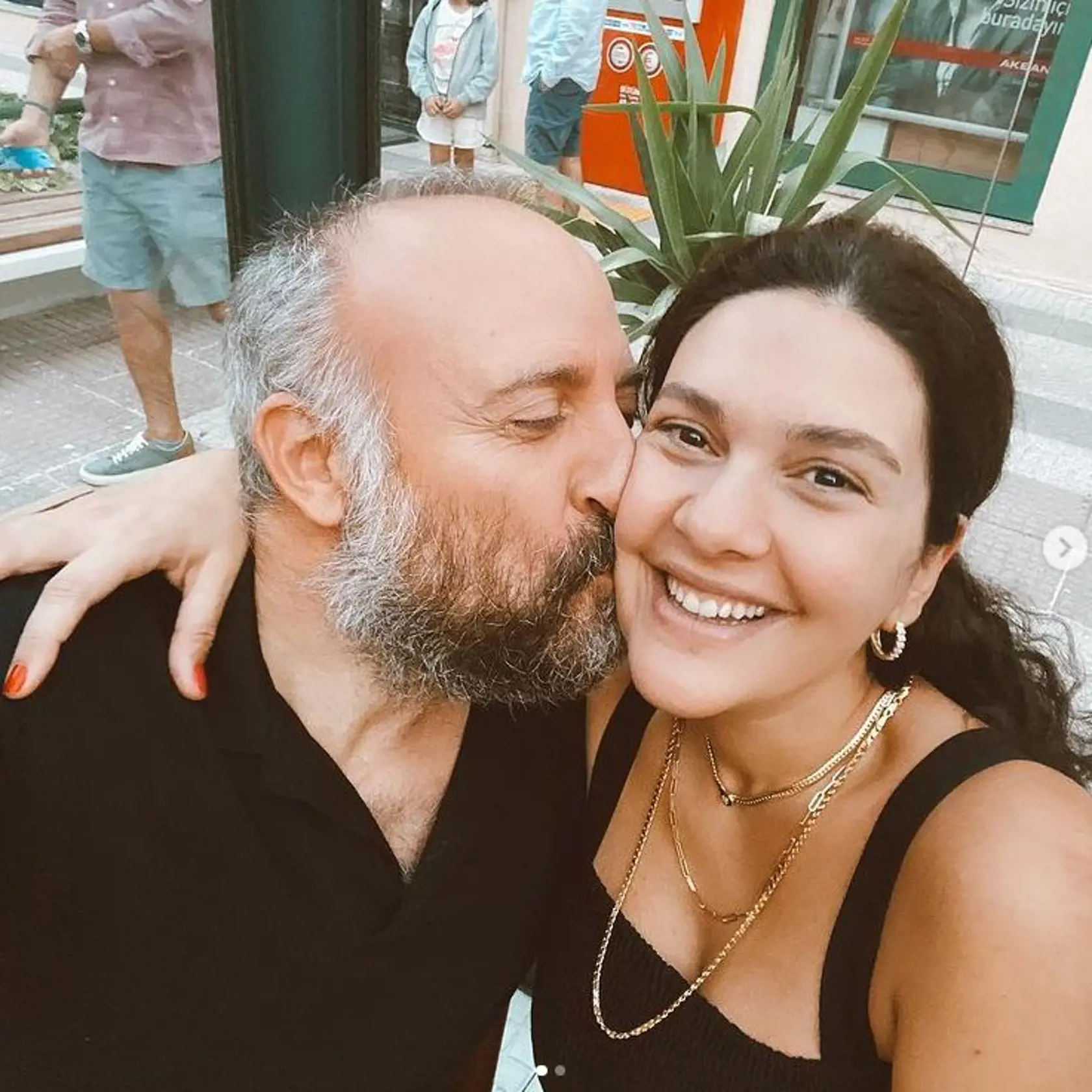 Šeherezáda a Onur žiaria šťastím. Čoskoro im do rodiny pribudne vytúžené dievčatko.