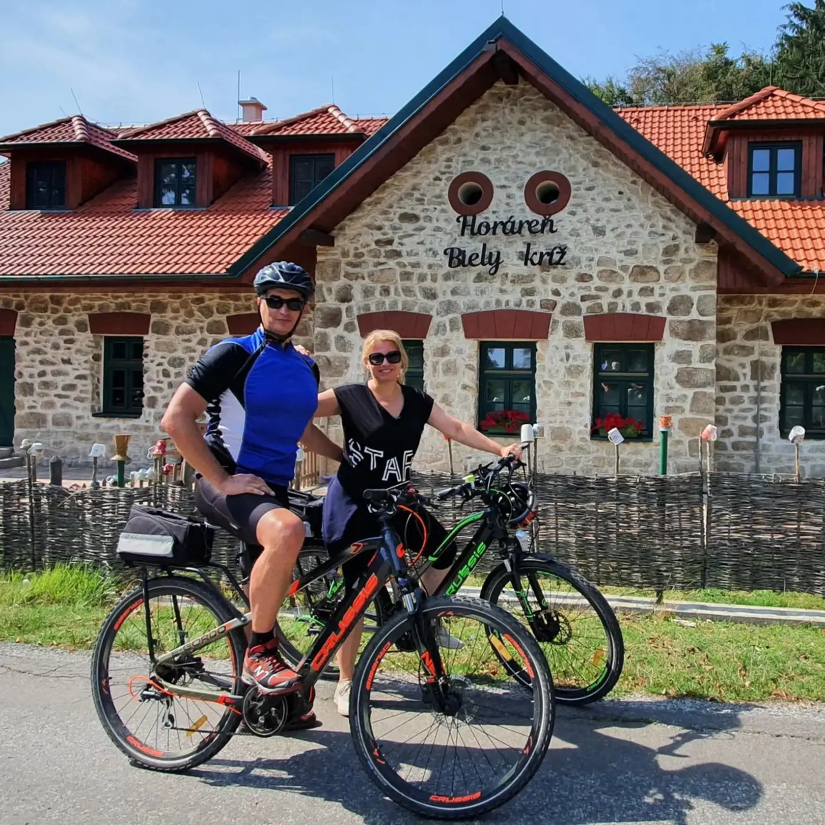 Tour de Malé Karpaty! Pezinok - Limbach - Biely Kríž - Kozí chrbát - Konské hlavy - Pezinská Baba - Pezinok. Vyše 40 kilometrov, vinohrady, lesy, výhľady... Skrátka - parádna cykloturistika, napísla k foto partner prezidentky Zuzany Čaputovej Juraj Rizman.