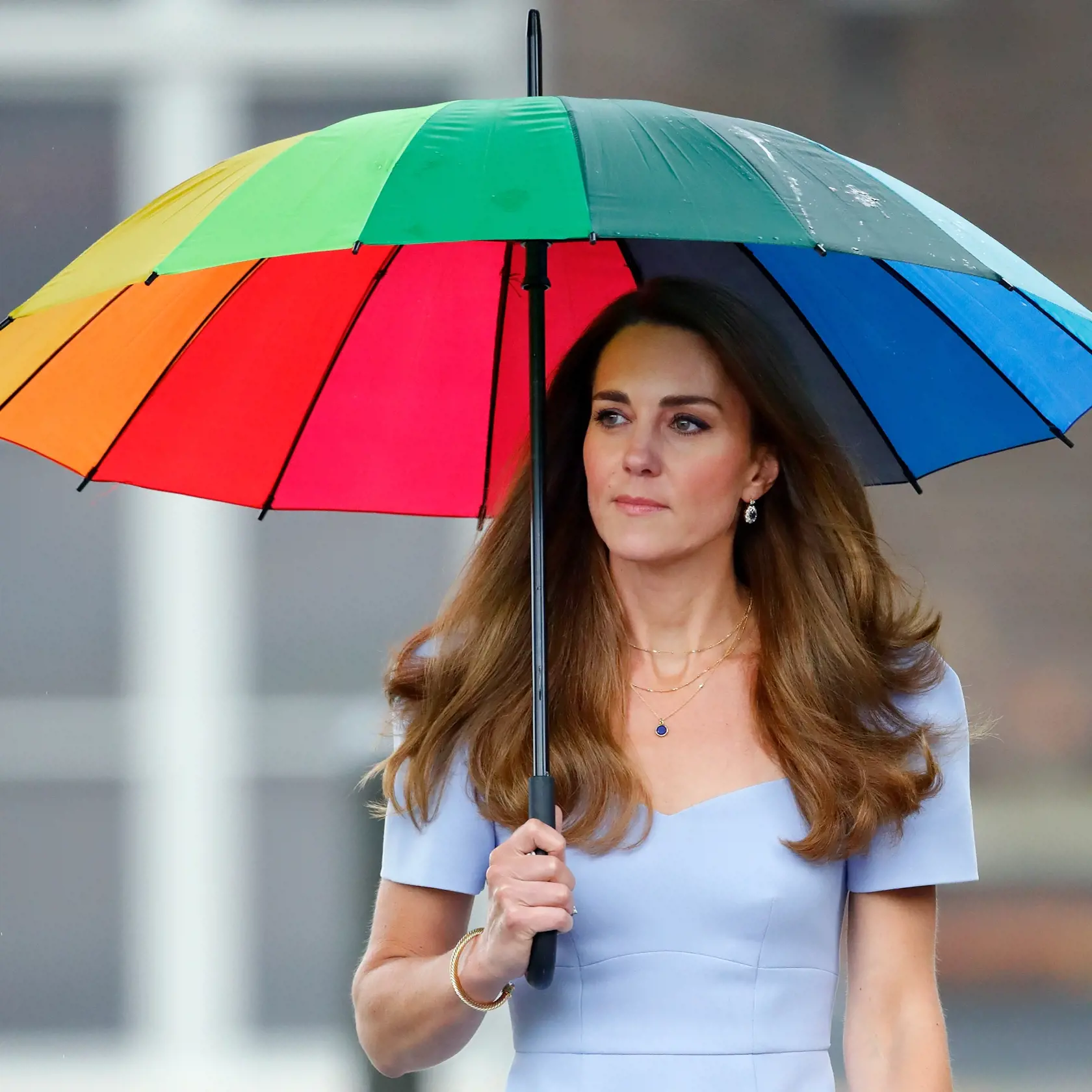 Kate s dáždnikom nielenže pripomínala hollywoodsku celebritu, ale zhodou okolností aj svoju sokyňu Meghan Markle (39), ktorá pred vyše rokom zažiarila za podobných okolností v takmer rovnakých šatách.