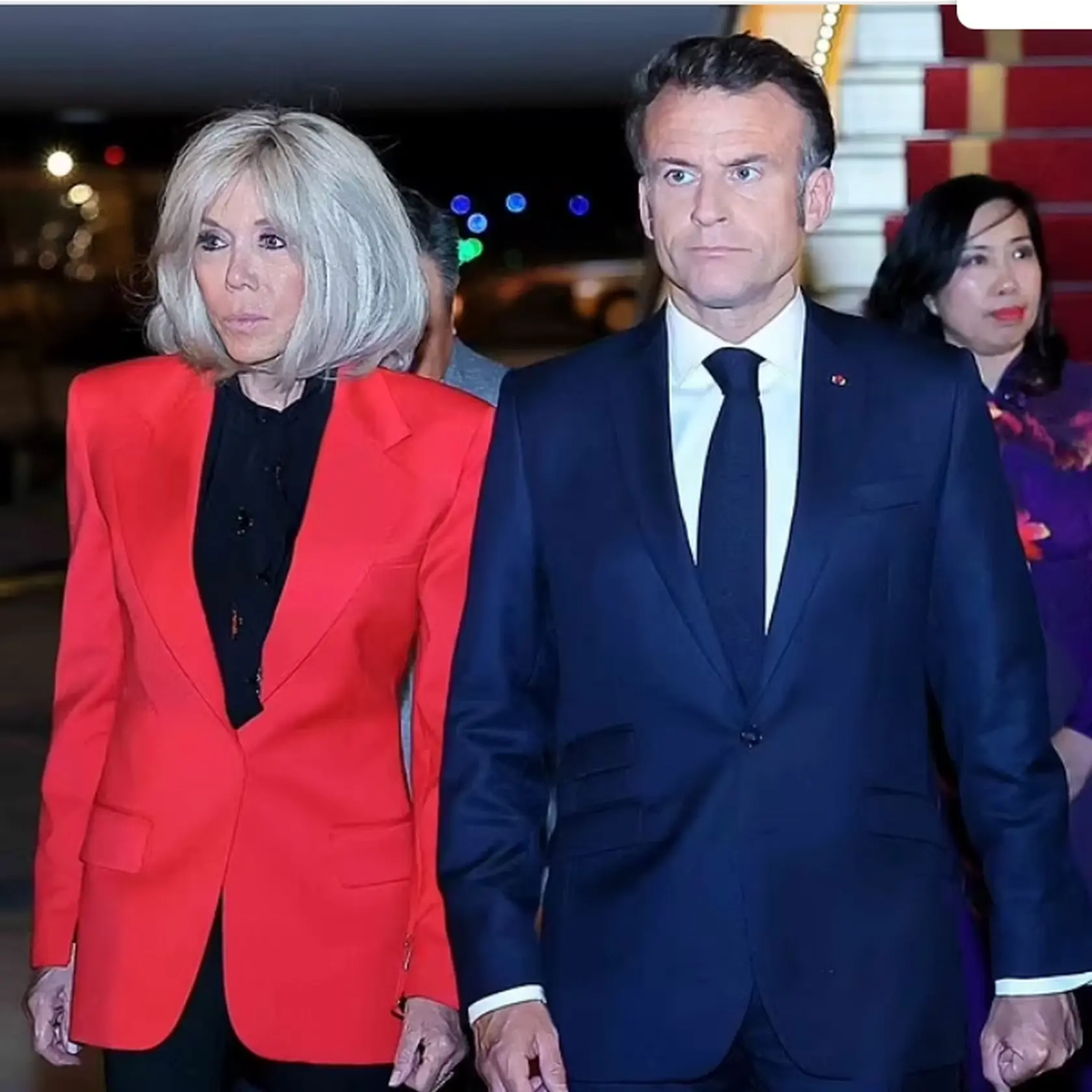 Zaťatá päsť: Macron po incidente s manželkou zjavne nebol v pohode.