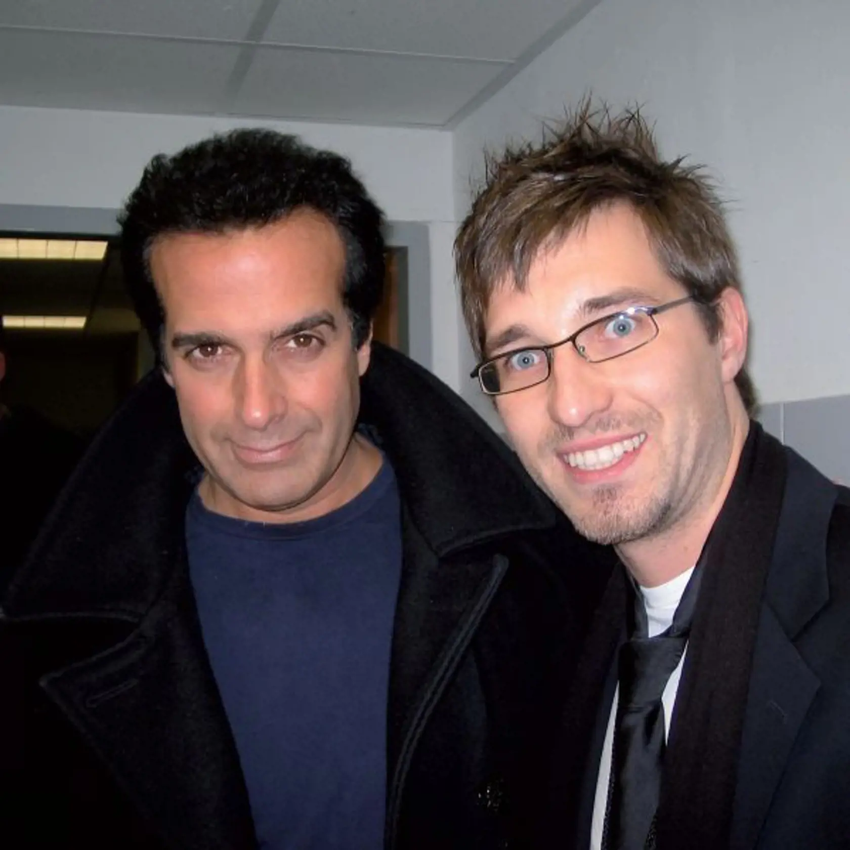 Najslávnejší iluzionista sveta David Copperfield, ktorý v 90. rokoch svojimi šialenými kúskami hypnotizoval a ohuroval aj Slovákov, oslávil už 65. narodeniny. Napriek tomu, že jeho tvár sa mierne zaguľatila, vrásky a známky starnutia akoby si slávny „kúzelník“ odčaroval.