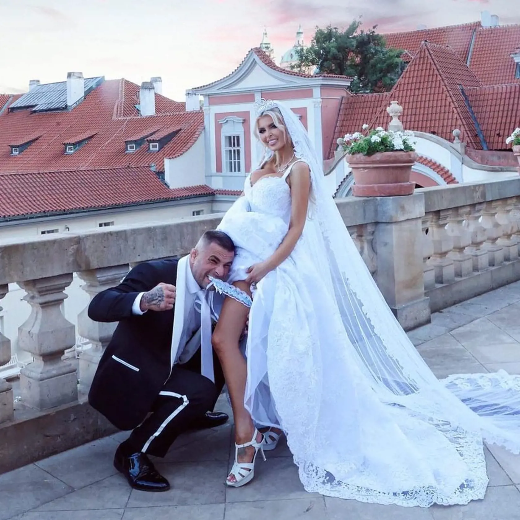 Lela sa snaží budiť dojem, že má najlepšieho muža na svete. Nikto jej to však už neverí.