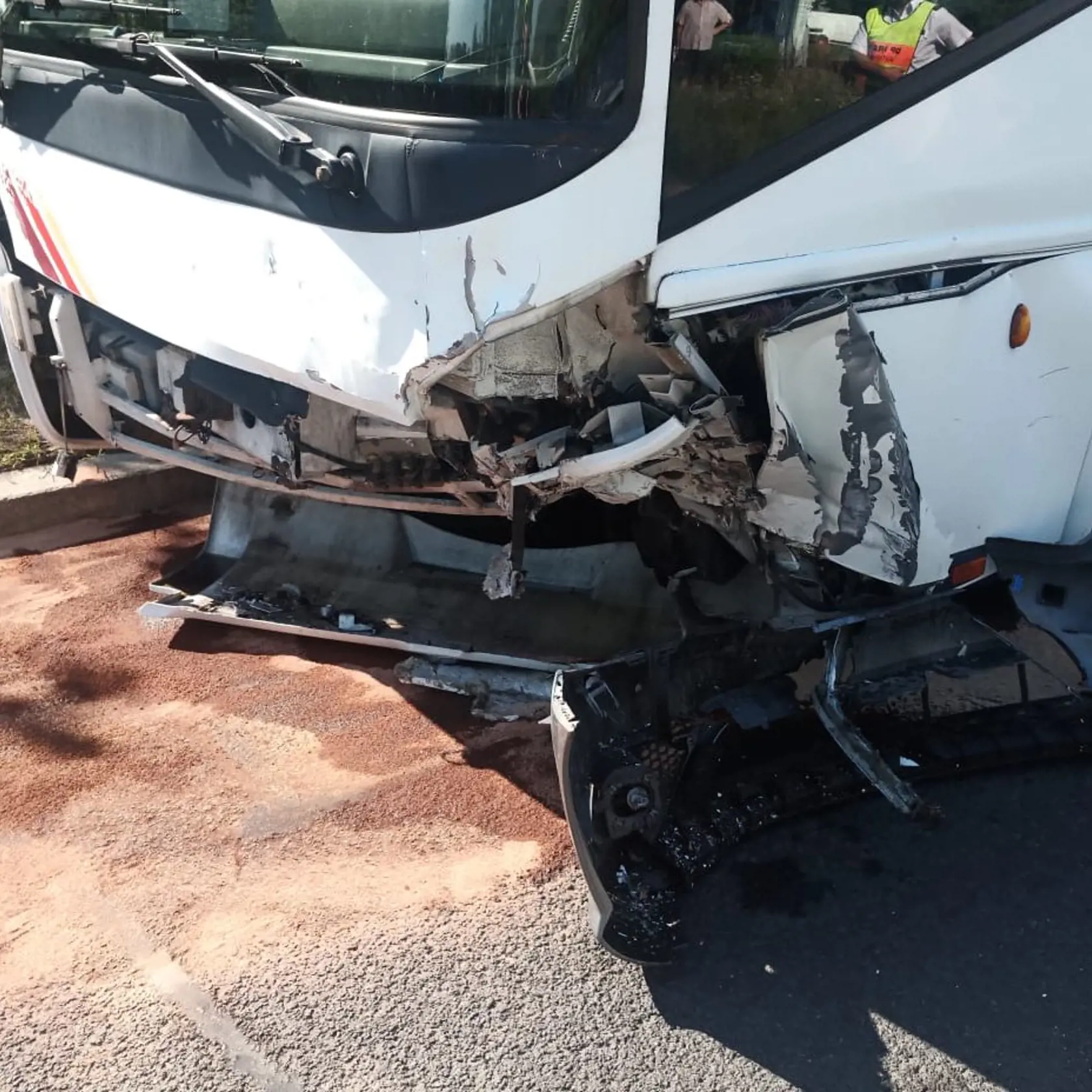 V Prahe havaroval autobus plný detí, 12 z nich je zranených