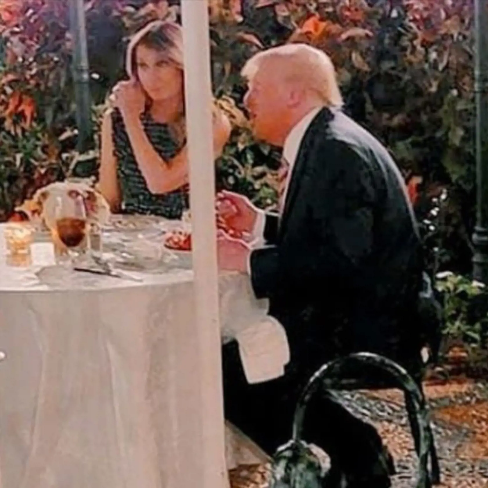 Melania a Donald Trump na večeri. Melania si obliekla čierne šaty na ramienka, Trump vsadil na klasiku.