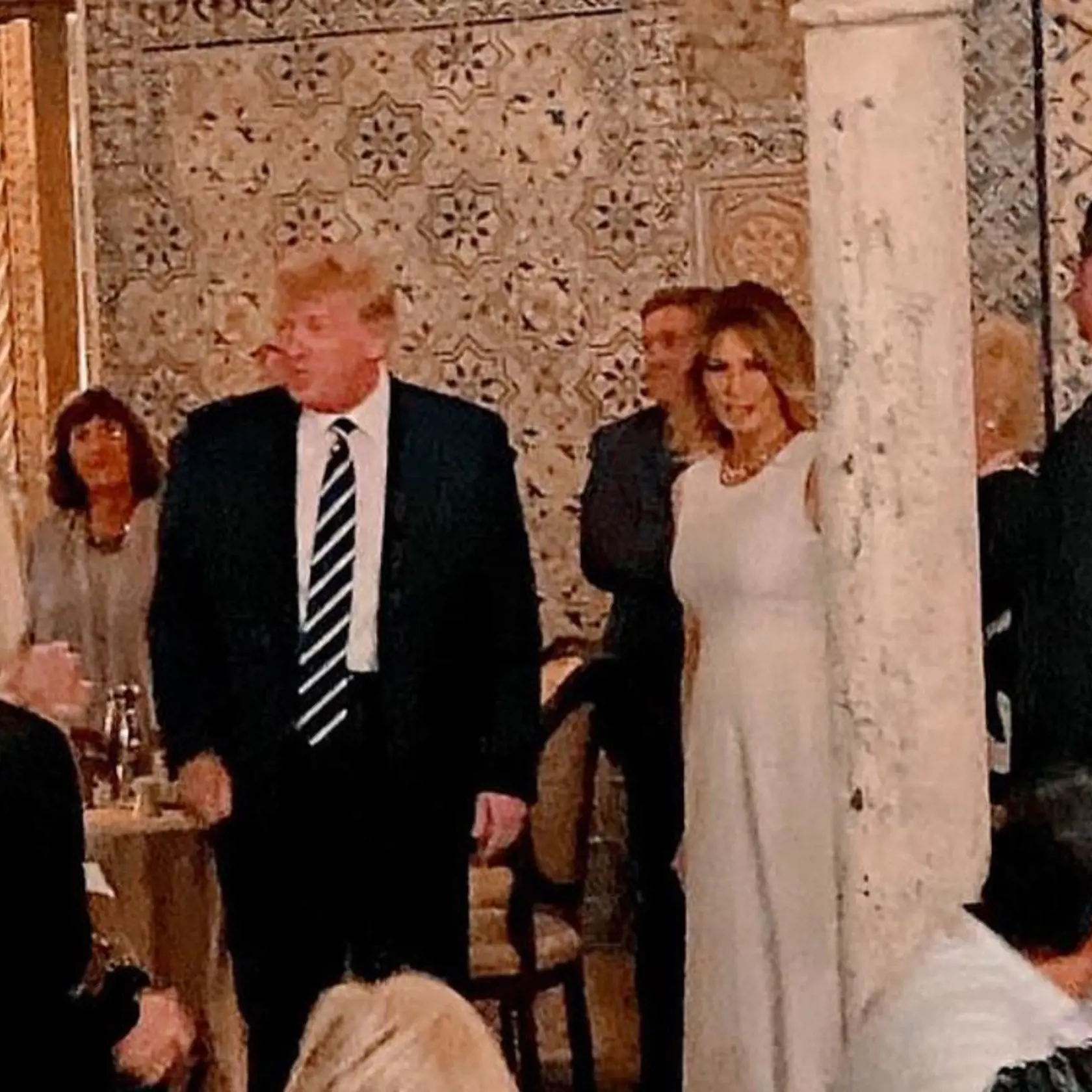 Melania mala na sebe krásne biele šaty. Donald vyzeral, ako by pribral.