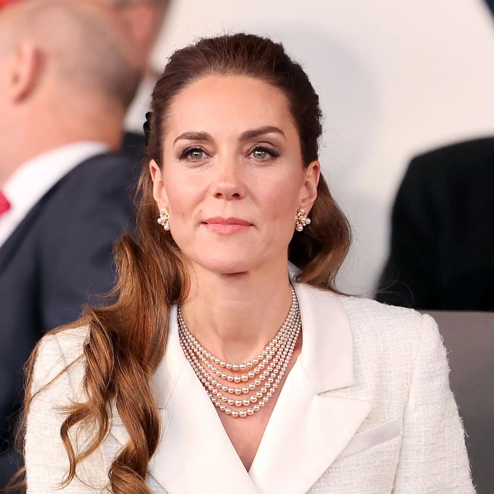 Meghan Markle a Kate Middleton sa pred kráľovskou svadbou Meghan a princa Harryho v roku 2018 pohádali kvôli šatám pre družičky. Meghan popiera, že by sa správala nevhodne a tvrdí, že ona je tá, ktorej ublížili.