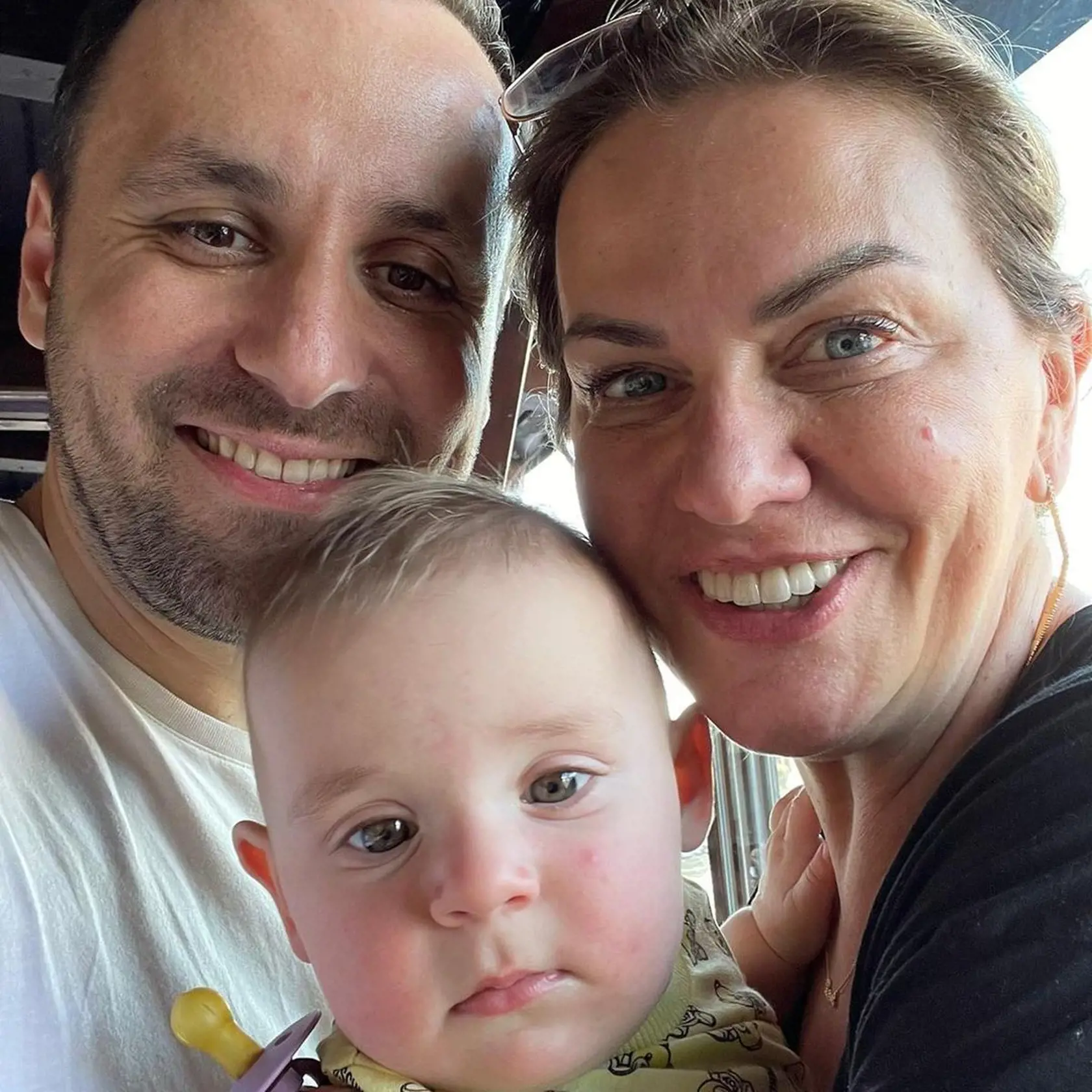 Monika Beňová s partnerom Ľubomírom Klčom a dcérou Leou.