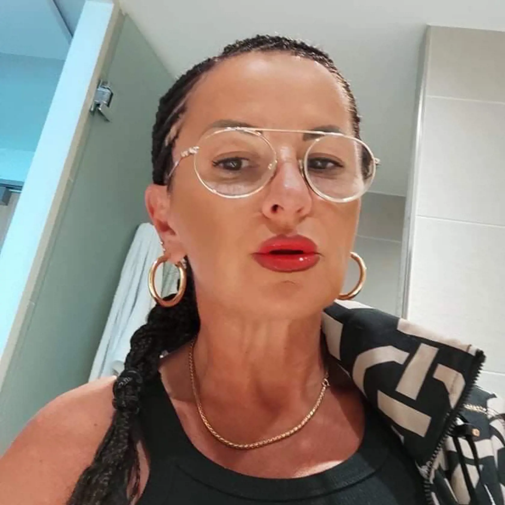 Ingrid Korbely o dovolenke Moniky Nemčokovej vo Vysokých Tatrách s Mikulášom Černákom: "Na tom výlete dostala od neho lyžiarsku výstroj, bola z toho nadšená,” dodáva s tým, že Nemčoková sa do mafiána zamilovala.