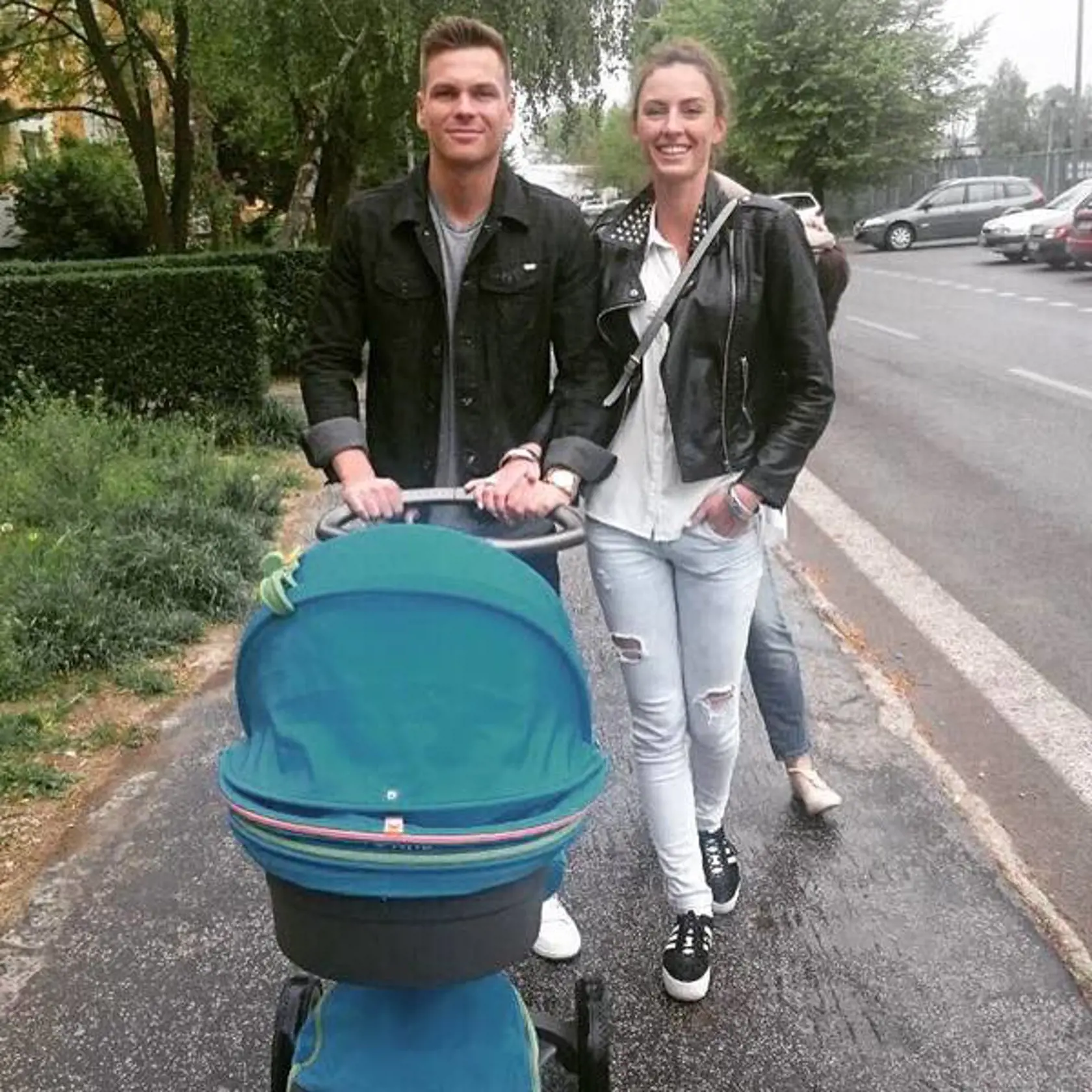Rakby je už veľký ujo a takto kočíkuje svojho synovca.