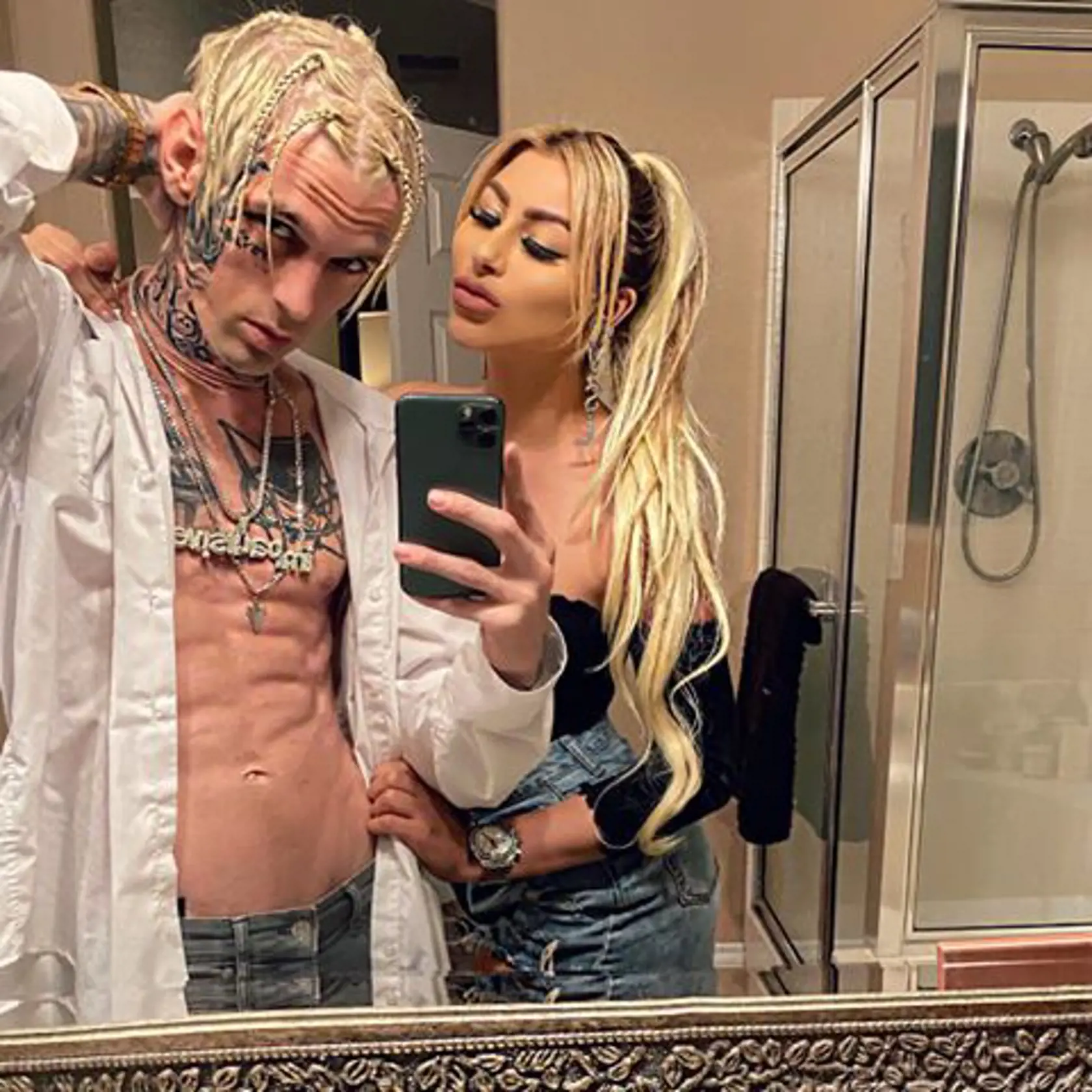 V 90. rokoch bol Aaron Carter podobným miláčikom dievčat ako v uplynulých rokoch Justin Bieber. Hviezda Sladkého blonďáka, z ktorého šaleli dievčatá po celom svete však postupne vyhasla a utíchla. Napriek tomu, že sa aj ďalej venuje hudbe, nepatrí medzi zvučné mená šoubiznisu a od sladkého chlapca má poriadne ďaleko.
