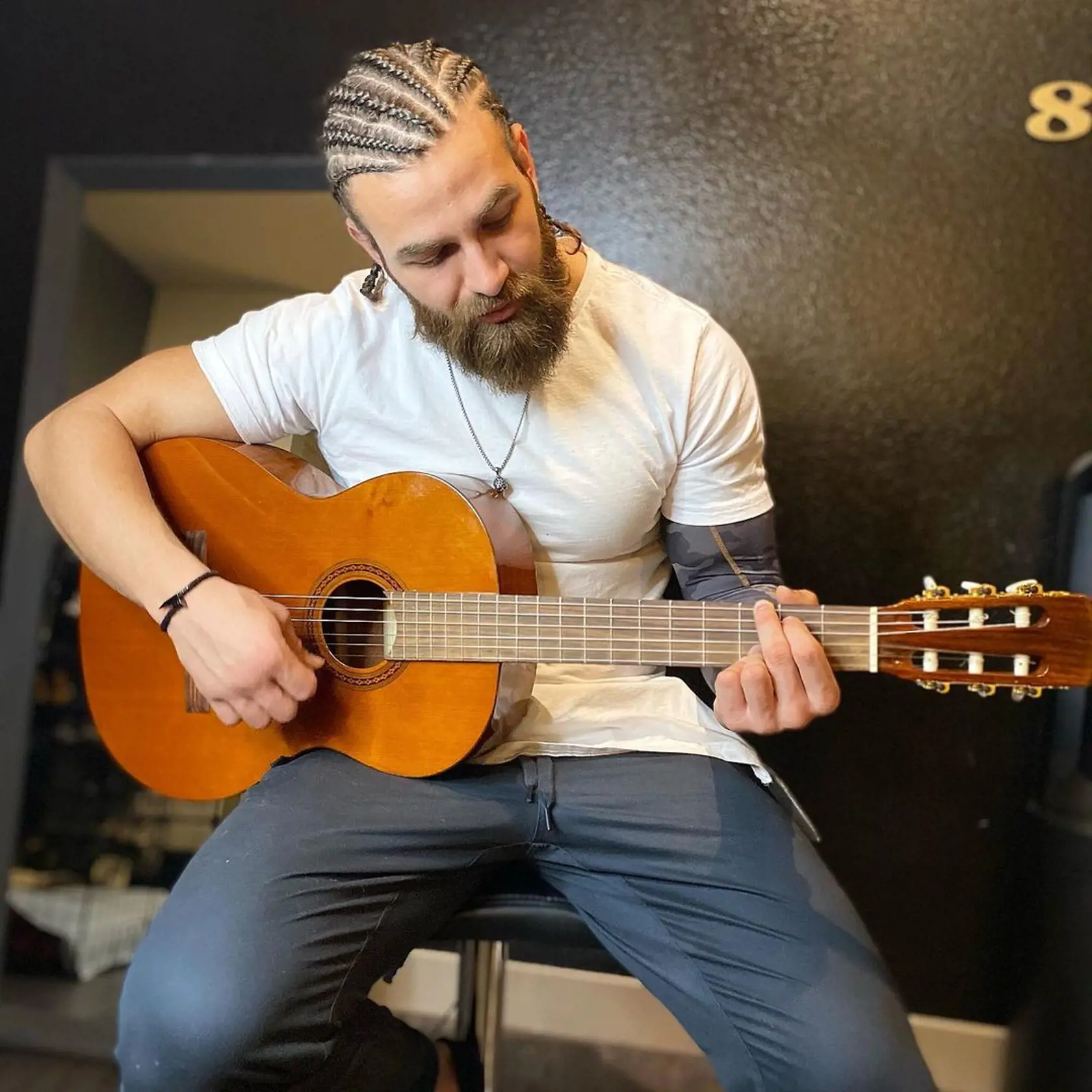 George Pascalau, priateľ Nikoly Weiterovej hrá na gitare.