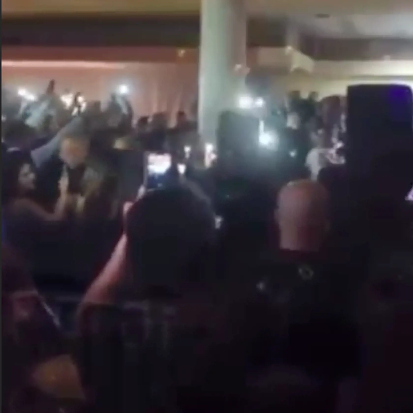 Zábery z videa z rómskej zábavy, ktorú zorganizovali v Prešove v čase, keď bol okres zaradený do oranžovej zóny covid automatu, teda v stupni ostražitosti, v ktorom je povinné nosenie rúšok v interiéri a večierkov sa môže zúčastniť maximálne sto plne zaočkovaných alebo 50 ľudí v režime OTP (očkovaní, testovaní, prekonavší).