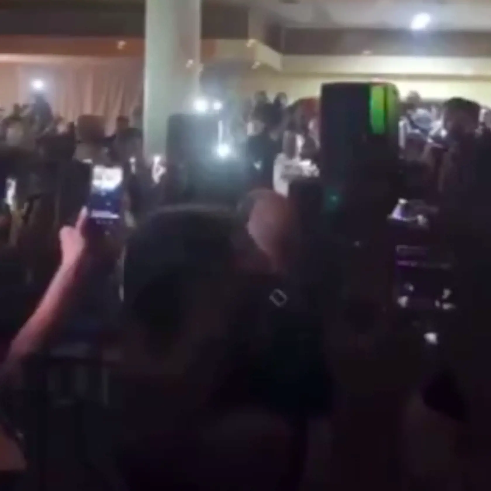 Zábery z videa z rómskej zábavy, ktorú zorganizovali v Prešove v čase, keď bol okres zaradený do oranžovej zóny covid automatu, teda v stupni ostražitosti, v ktorom je povinné nosenie rúšok v interiéri a večierkov sa môže zúčastniť maximálne sto plne zaočkovaných alebo 50 ľudí v režime OTP (očkovaní, testovaní, prekonavší).