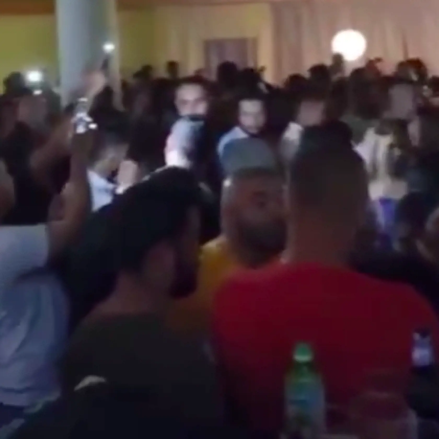 Zábery z videa z rómskej zábavy, ktorú zorganizovali v Prešove v čase, keď bol okres zaradený do oranžovej zóny covid automatu, teda v stupni ostražitosti, v ktorom je povinné nosenie rúšok v interiéri a večierkov sa môže zúčastniť maximálne sto plne zaočkovaných alebo 50 ľudí v režime OTP (očkovaní, testovaní, prekonavší).