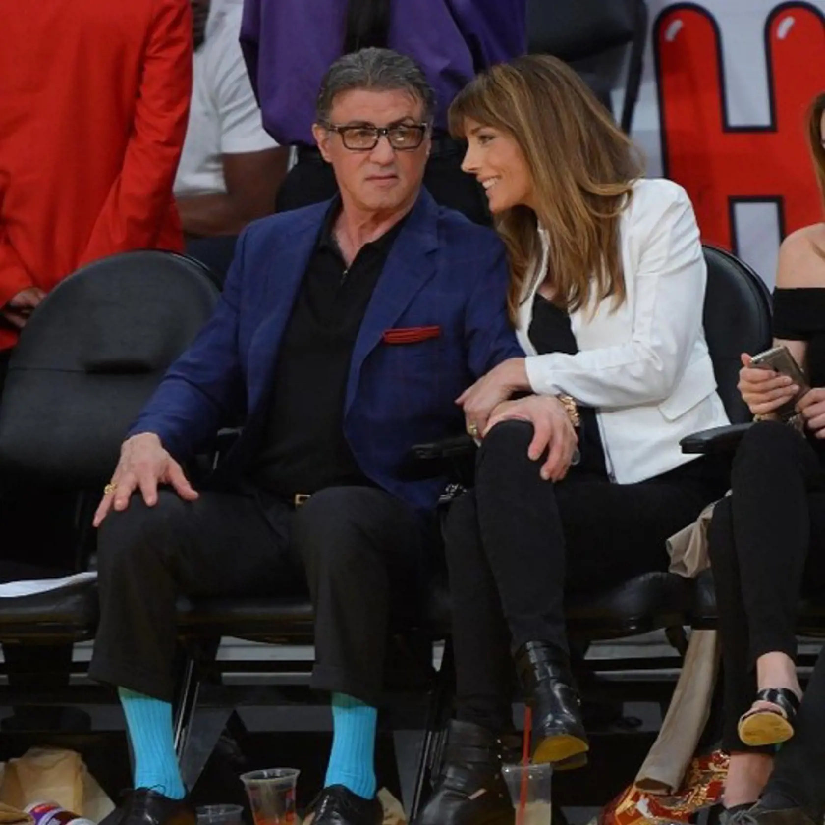Sylvester Stallone s manželkou na basketbalovom zápase.