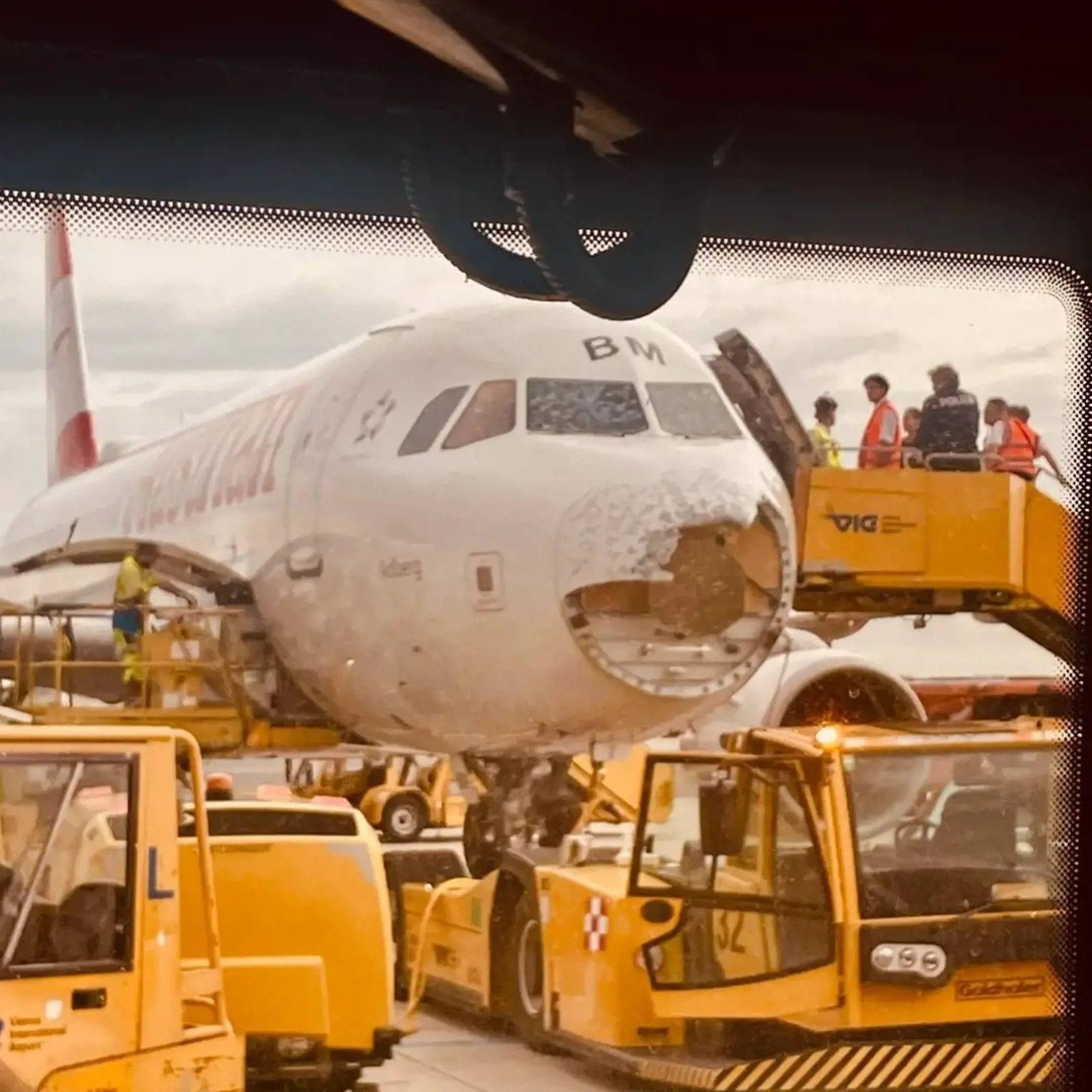 Popraskané okná, odlomený nos: Takto vyzeralo lietadlo rakúskych aeroliniek po tom, čo včera vletelo do krupobitia.