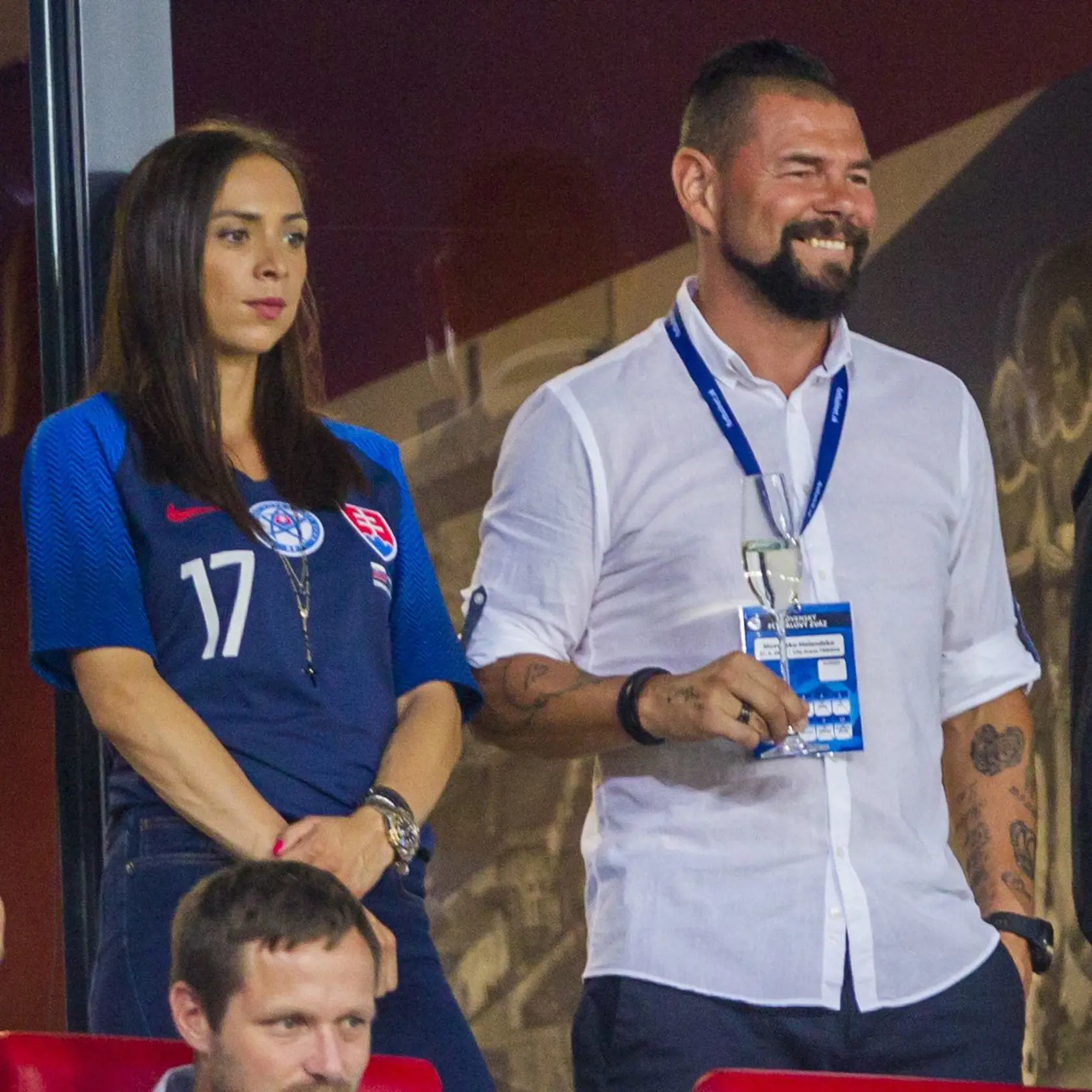 Keď to bolo možné, Martina prišla podporiť svojho manžela na futbalové zápasy. Samozrejme, v drese Slovenska.