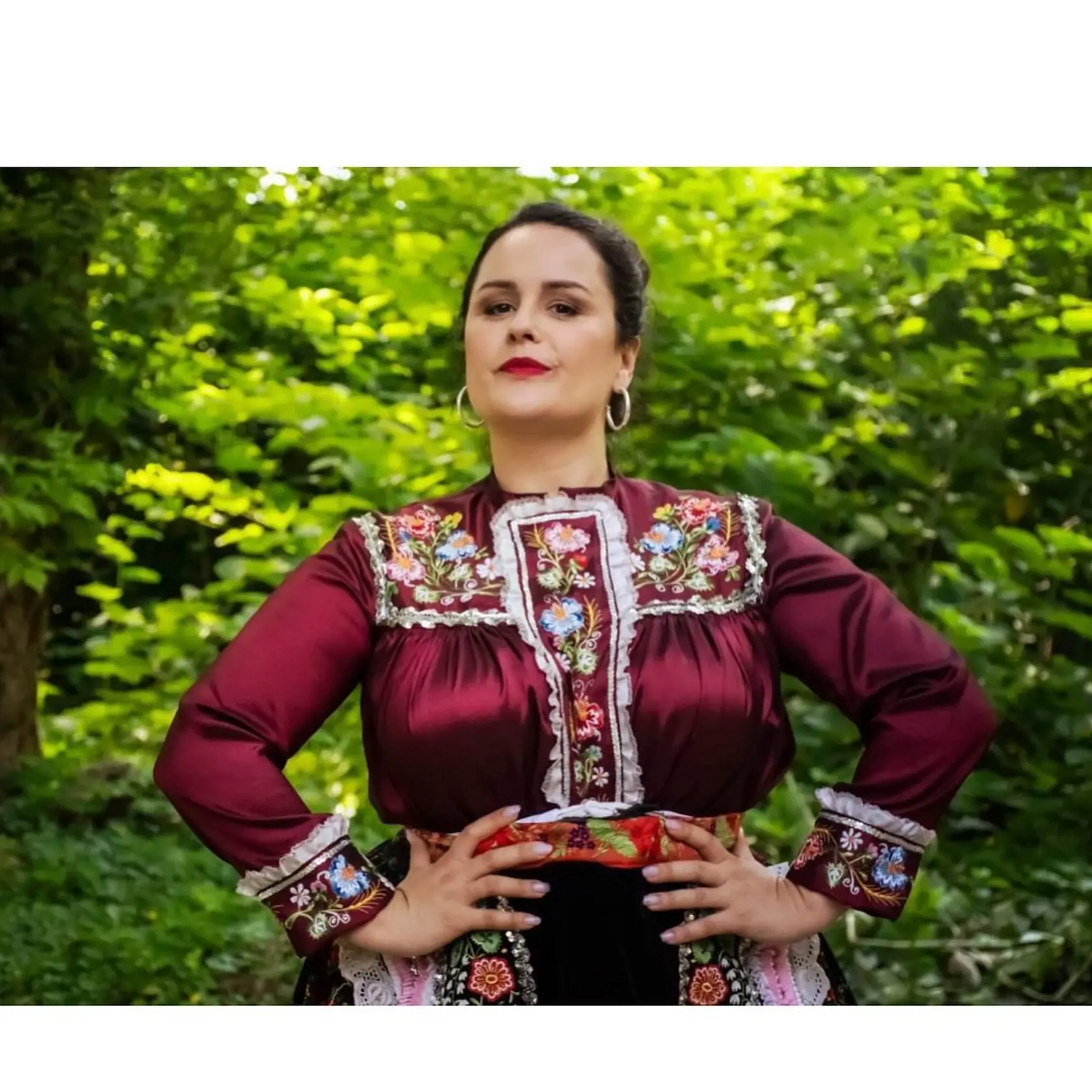 Polnišová v kroji pre potreby videoklipu k filmu Vitaj doma, brate!