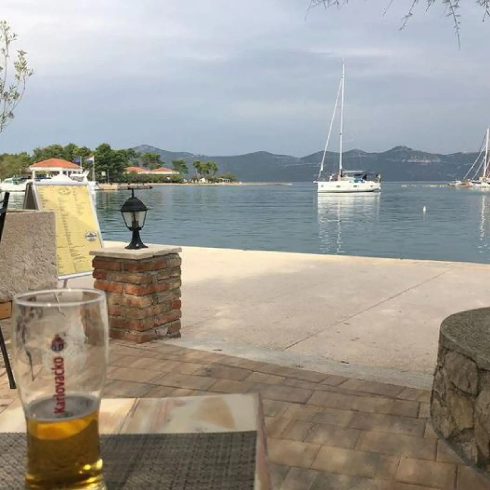 Herečka si vychutnala aj miestne pivo.