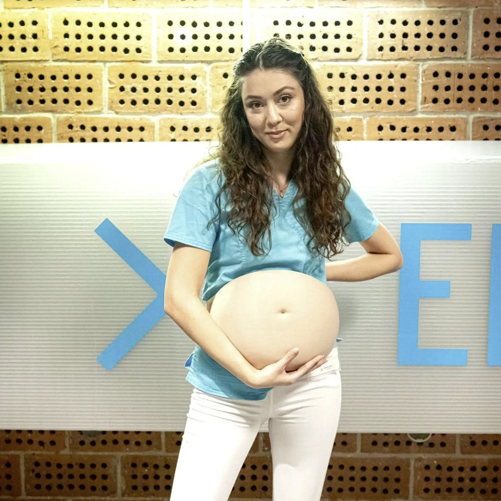 Aj takéto rekvizity používajú v seriáli pre tehotné ženy. Alexandra si to predznamenal, lebo o chvíľu sa stane mamou.