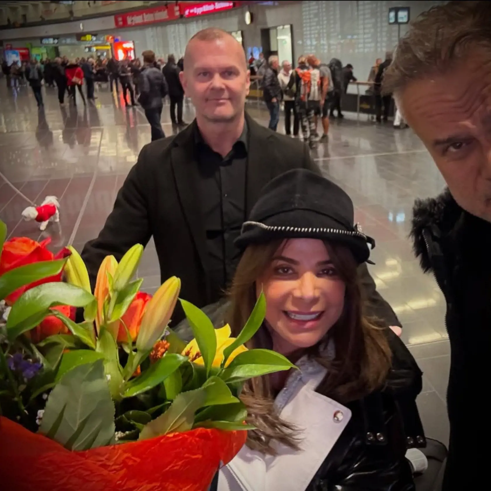 Hviezda Paula Abdul je už na Slovensku. Na letisku ju čakal Jaro Slávik.
