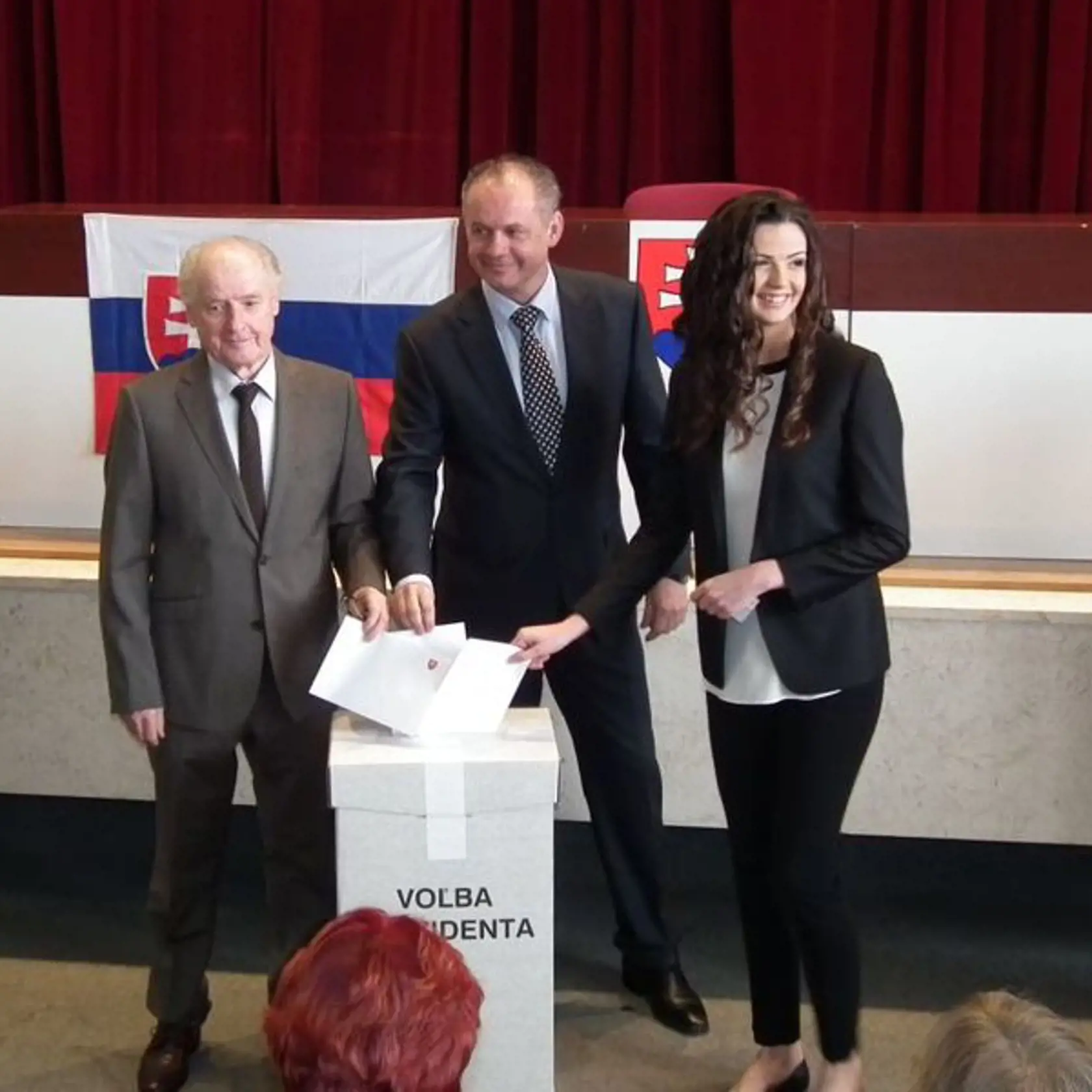 Druhé kolo prezidentských volieb 2014: Andrej Kiska aj po druhý raz volil v spoločnosti dcéry a otca.