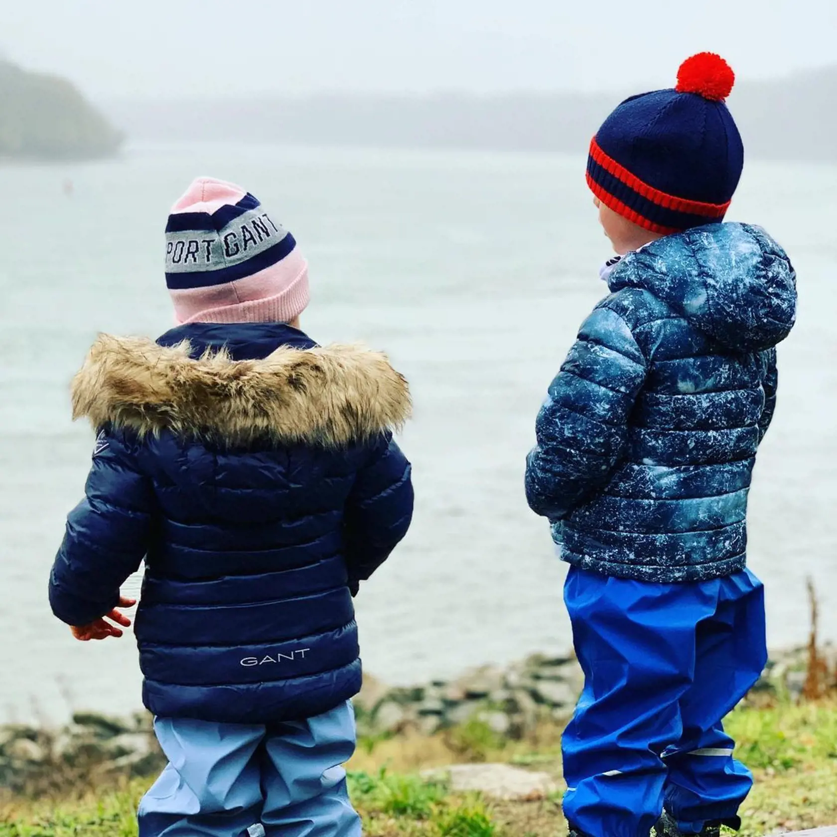 Drobci sú oblečení vkusne a veľmi prakticky. Gumené nohavice sú vhodné na skúmanie mlák. Hrejú ich teplé bundičky. Lianka (2) nie je ružová ako túži byť väčšina dievčatiek v jej veku, ale do modra zladená s bračekom.