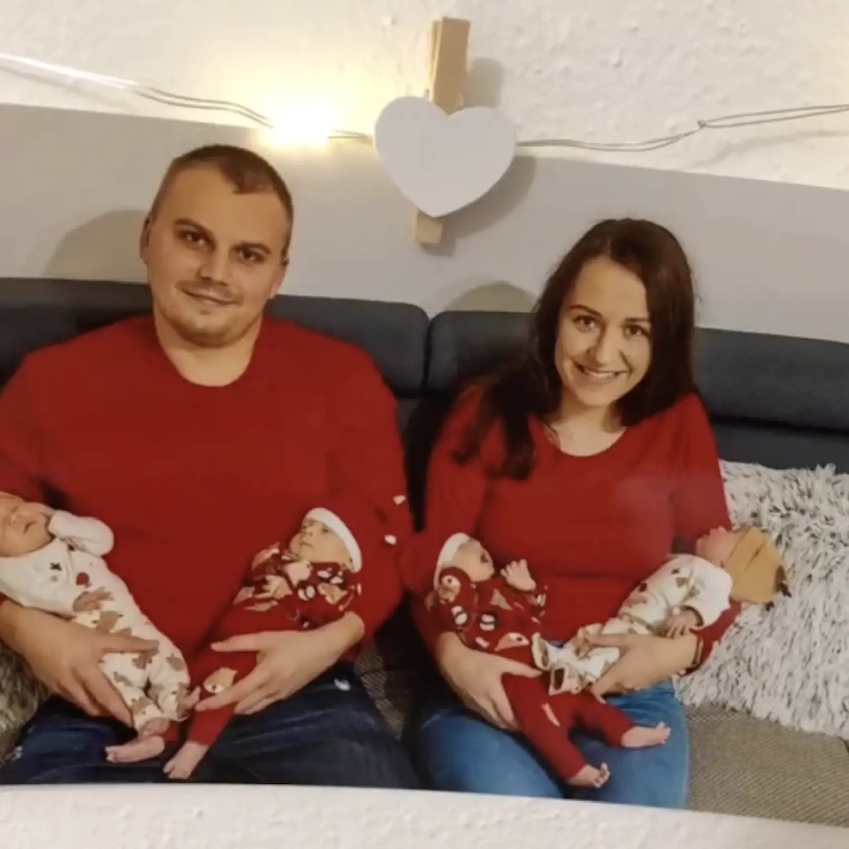 Šťastní rodičia s novorodeniatkami.