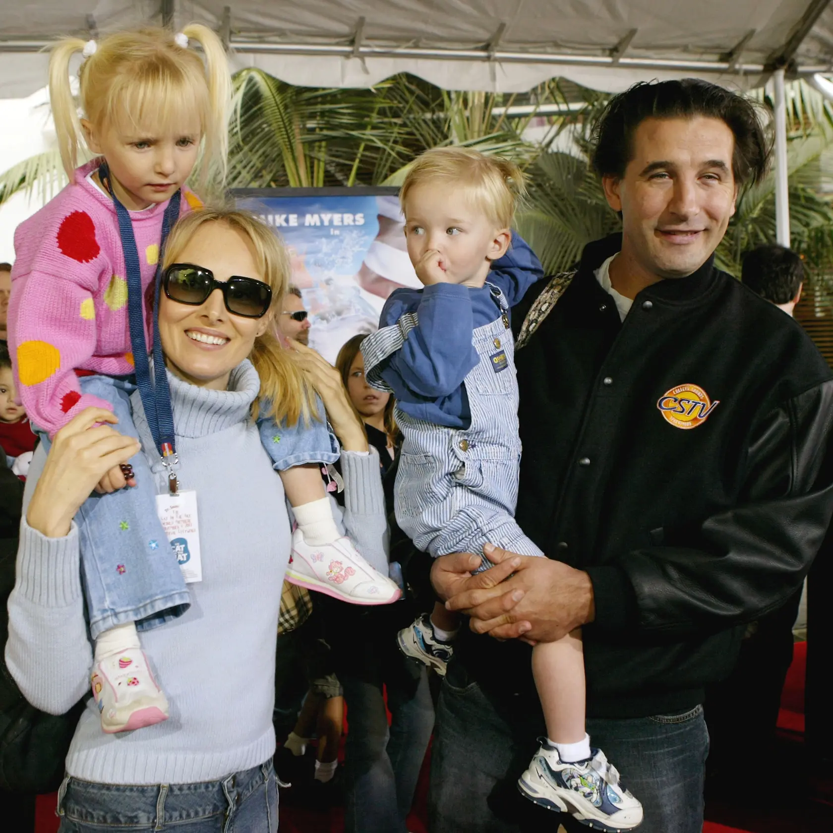 Speváčka Chynna Phillips s manželom, hercom William Baldwin a deťmi v roku 2003