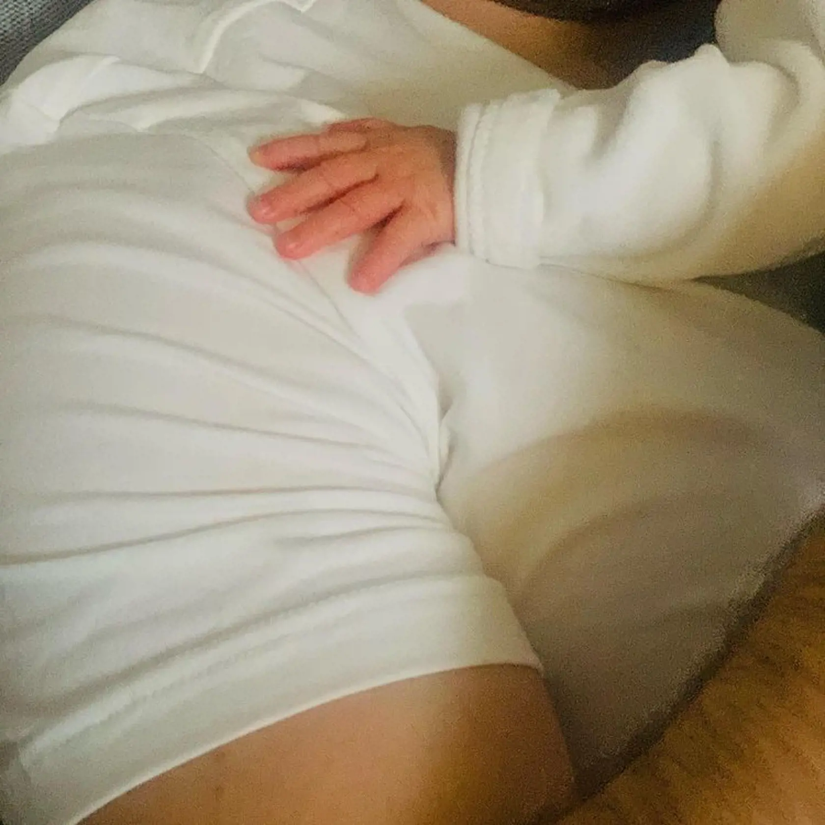 Monika Beňová -hádate čo je na fotografii? Leuška a rameno jej otca...