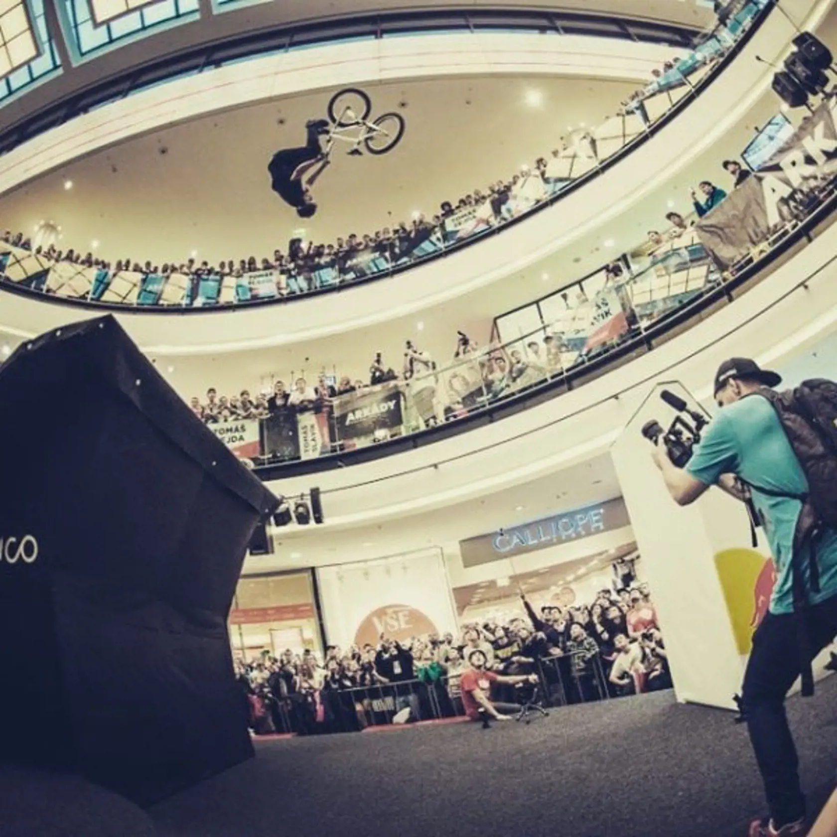BRATISLAVA BIKE BATTLE  - najextrémnejšie skoky priamo v Bory  Mall!