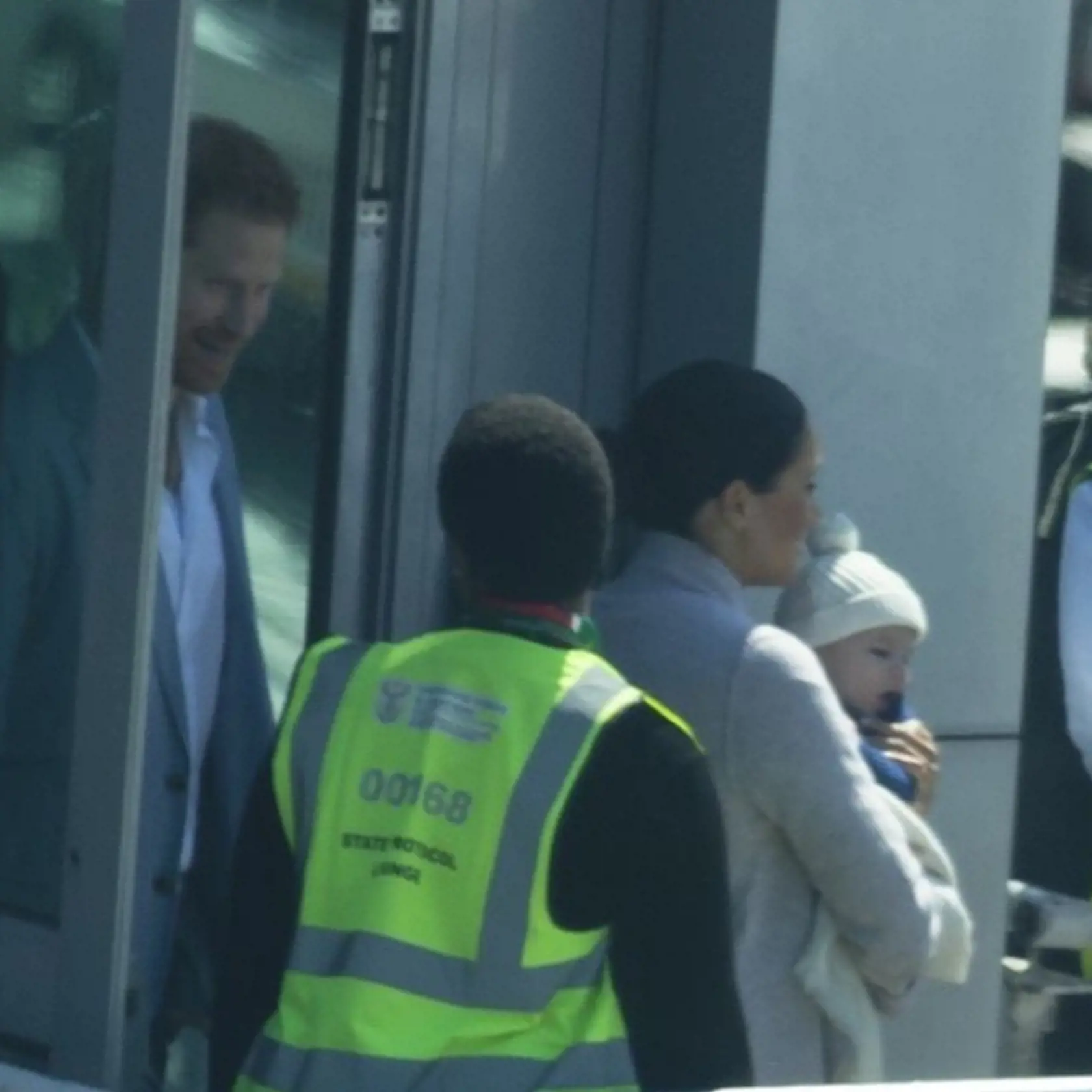 Meghan Markle so synom Archiem na letisku v Južnej Afrike.