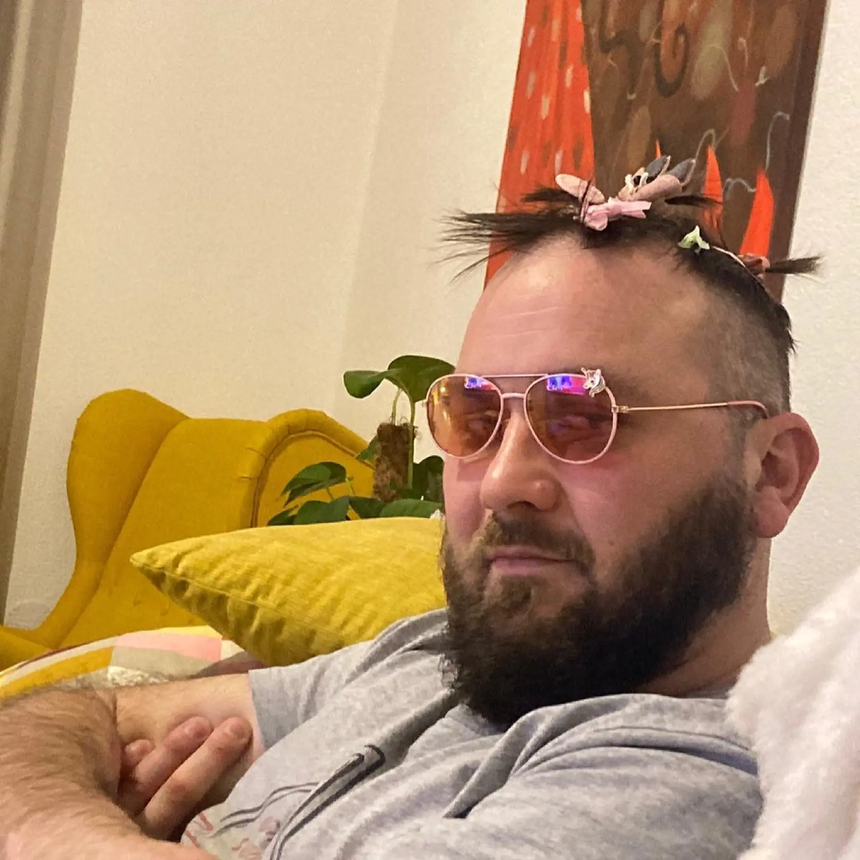 Keď šéf oslavuje, musí strpieť na hlave aj takúto frizúru.