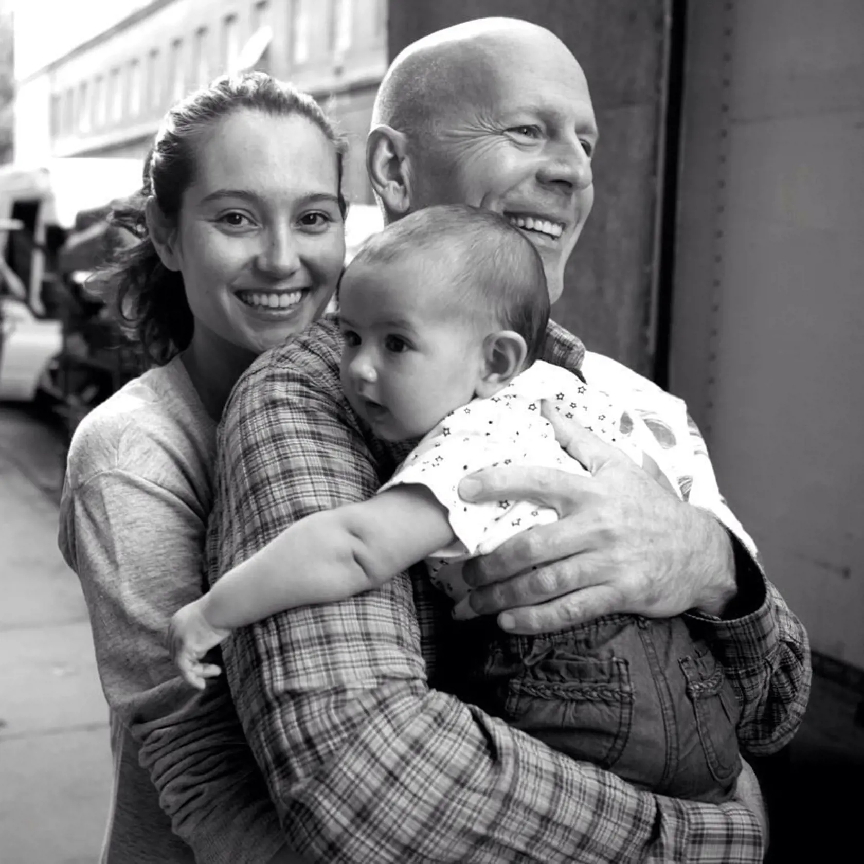 Na archívnej fotke z roku 2012 Bruce Willis s manželkou Emmou a ich dcérkou na výlete v Budapešti