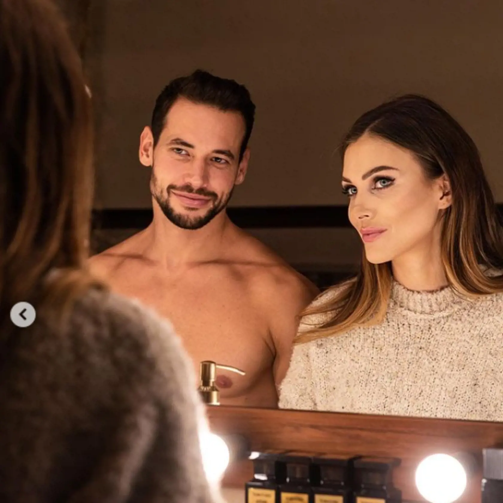 Martina Schindlerová zverejnila fotku so záhadným mužom. Práve on je zjavne súčasťou videoklipu, musíme však uznať, že by im to pristalo aj ako páru. Čo poviete?