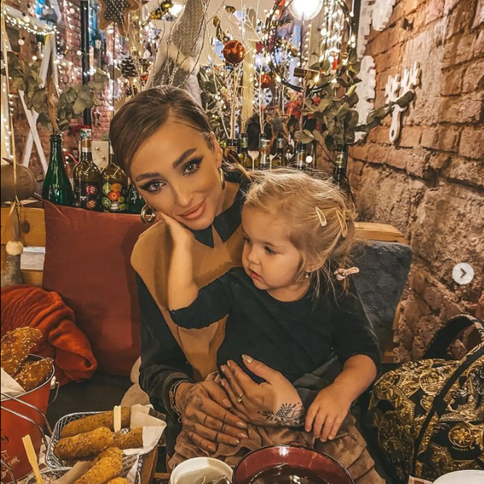 Jej malé blonďavé šidlo teda asi nemôže byť šťastnejšie, že má momentálne mamu len a len pre seba.
