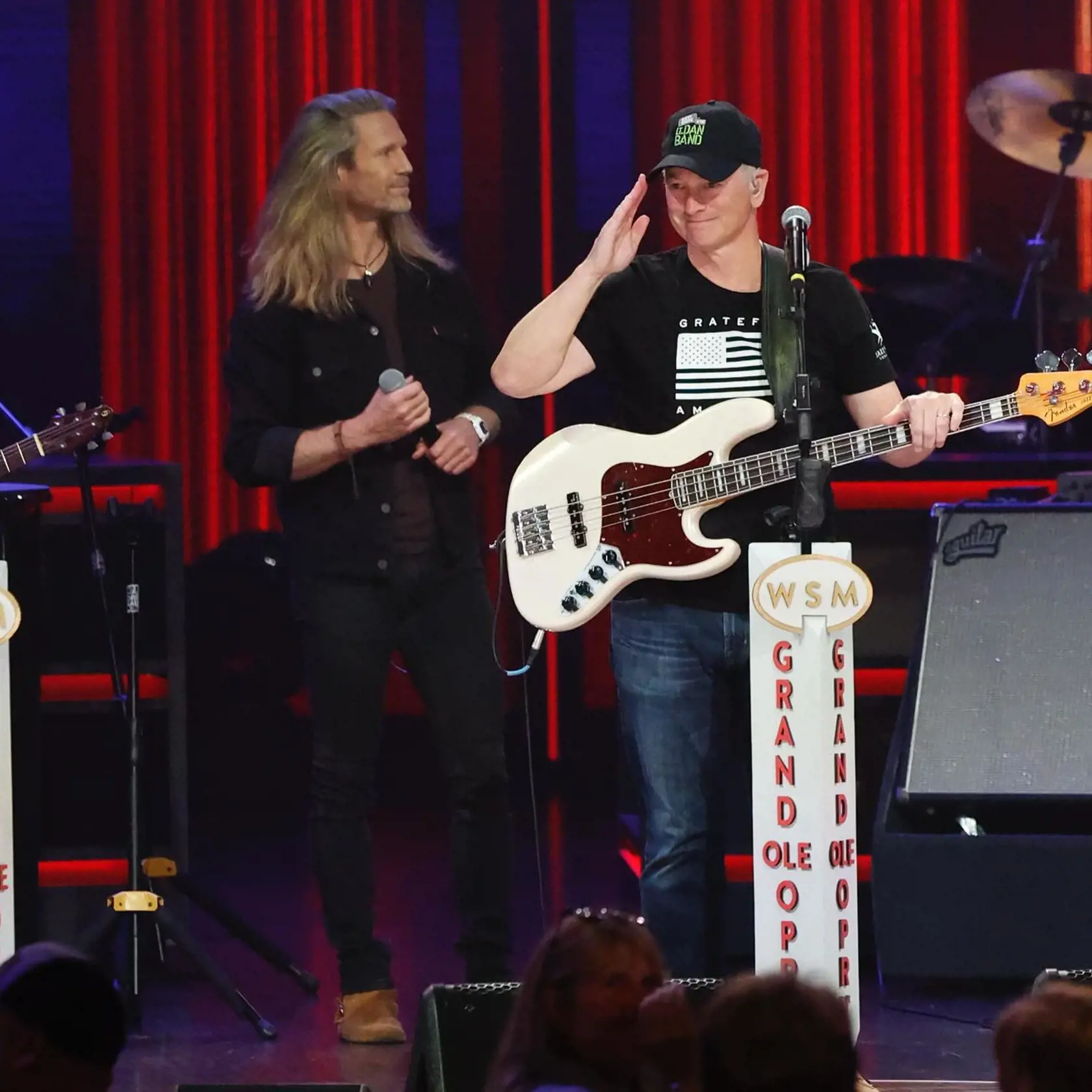 Herec Gary Sinise je tiež nadaným hudobníkom. So skupinou Lt. Dan Band, pomenovanej podľa poručíka Dana z Forresta Gumpa, hráva na vojenských základniach. 