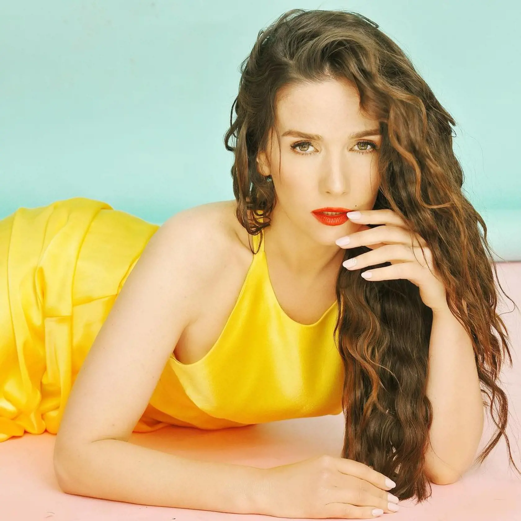 Natalia Oreiro (43) – Milágros
Natalia Oreiro akoby od čias Divokého anjela nezostarla ani o deň. Hoci má už po 40-ke, vyzerá neskutočne mladistvo a aj napriek materstvu si udržala špičkovú postavu, ktorou rada provokuje na sociálnych sieťach. Jej partnerom je o 20 rokov starší hudobník, argentínsky rocker Ricardo Mollo (63).