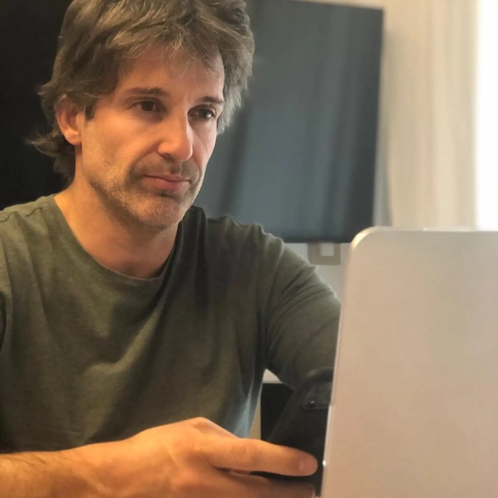Segundo Cernadas (48) – Pablo
Druhýkrát ženatý Segundo, ktorý v Divokom anjelovi stvárnil zatrpknutého Pabla na vozíčku, sa momentálne teší láske manželky Sofíe Bravo. Predtým tvoril pár s krásnou Gianellou Neyrou z telenovely Yago. Carnadas, tínedžerský idol Argentíny a bývalý model, sa v súčasnosti venuje komunálnej politike a herectvo už nadobro zavesil na klinec.