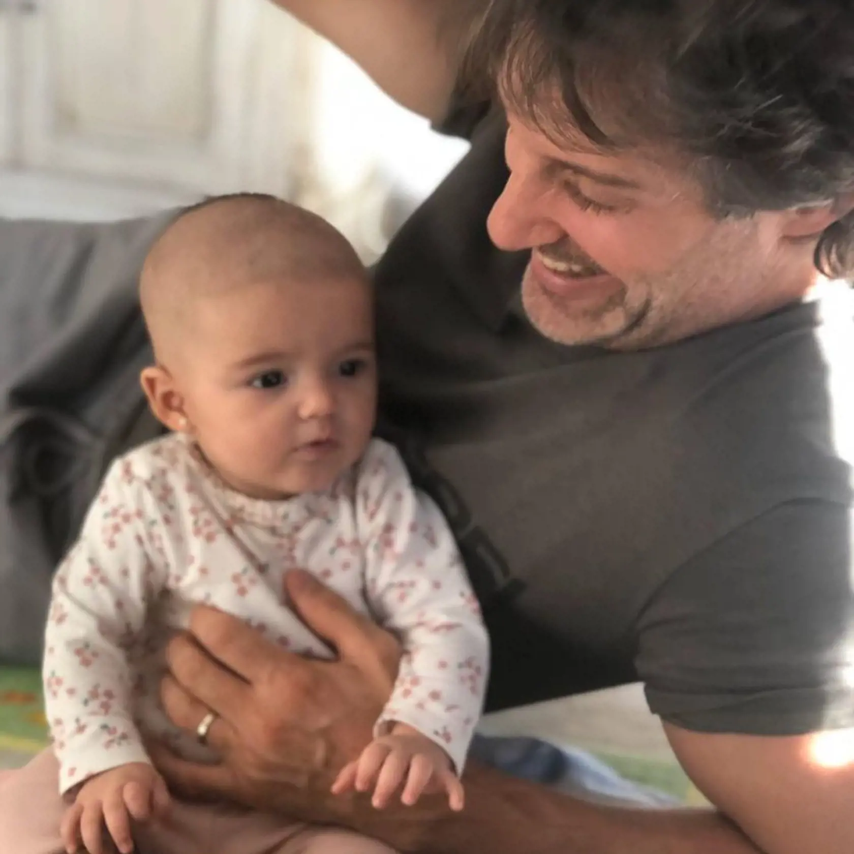 Segundo Cernadas (48) – Pablo
Druhýkrát ženatý Segundo, ktorý v Divokom anjelovi stvárnil zatrpknutého Pabla na vozíčku, sa momentálne teší láske manželky Sofíe Bravo. Predtým tvoril pár s krásnou Gianellou Neyrou z telenovely Yago. Carnadas, tínedžerský idol Argentíny a bývalý model, sa v súčasnosti venuje komunálnej politike a herectvo už nadobro zavesil na klinec.