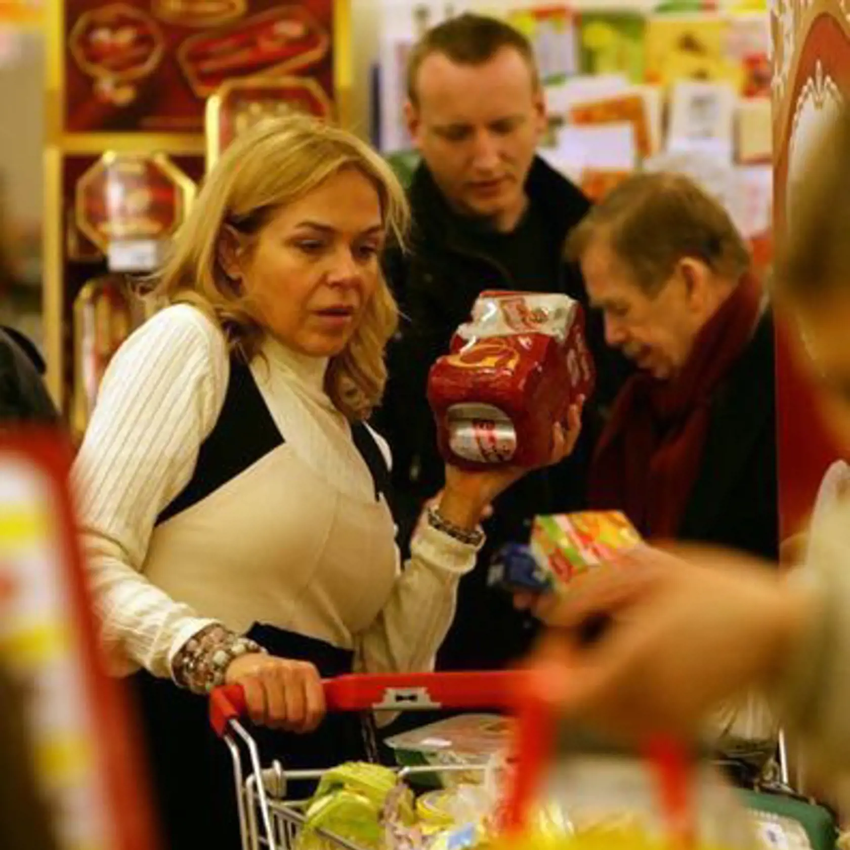 Havlovci si domov nakúpili aj kartón piva a pár fľašiek sektu. 