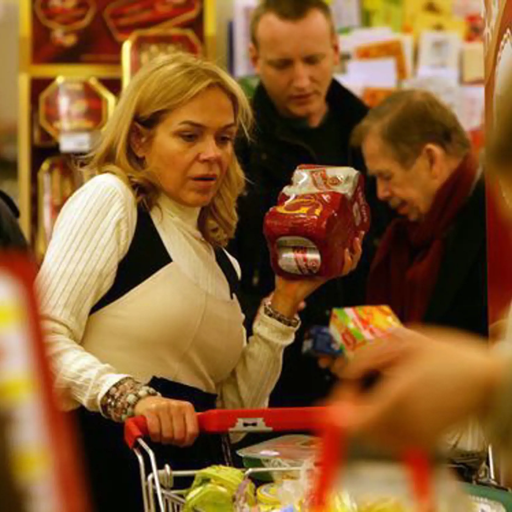 Predvianočné nákupy. Nakupuje sa vo veľkom, aby bol zase na chvíľu pokoj.