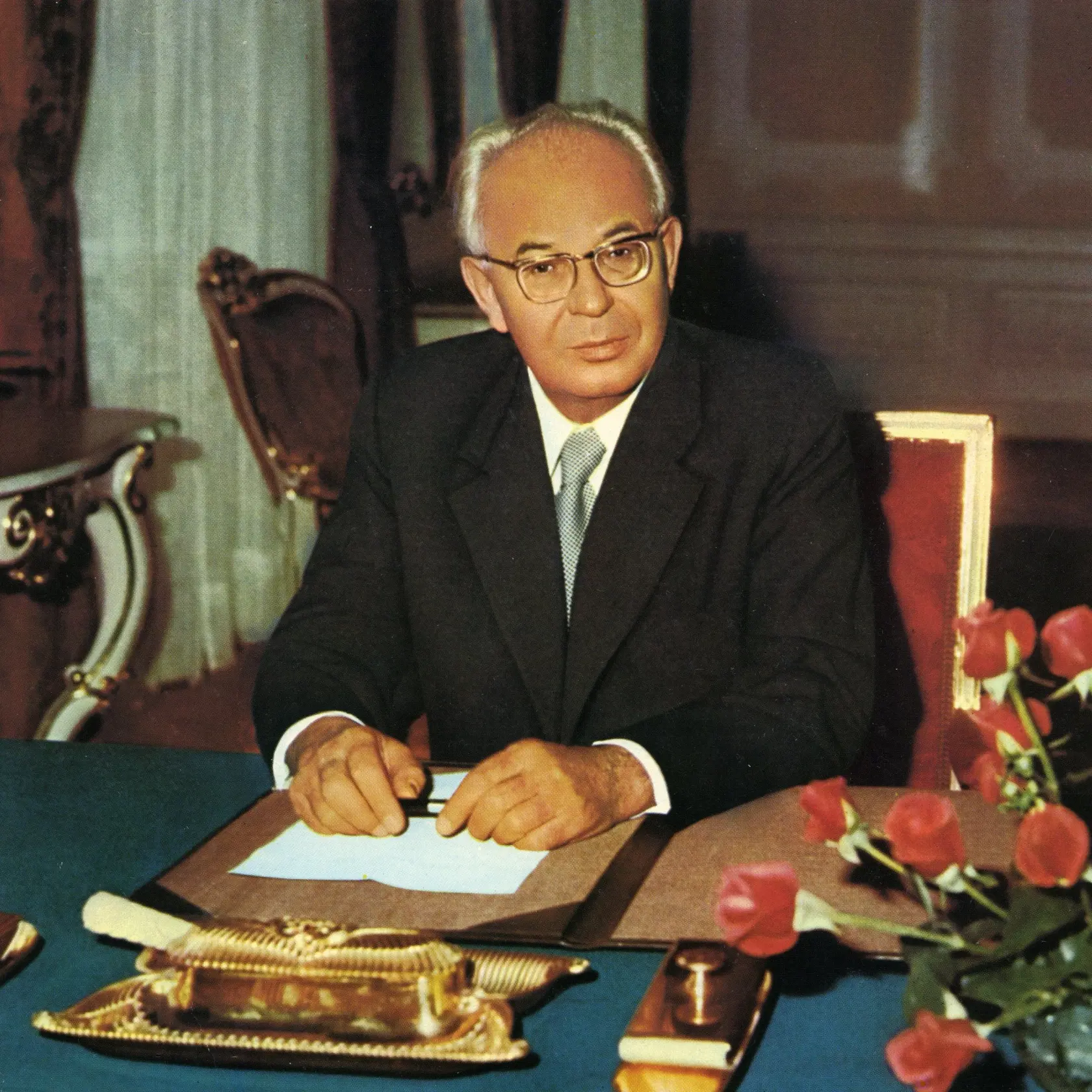 Gusáv Husák bol členom KSČ a posledný, prezidentom vtedajšej Československej socialistickej republiky. Po nežnej revolúcii v roku 1989 podal demisiu.