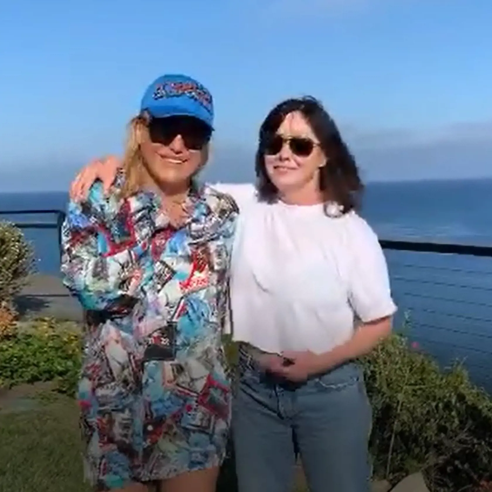 Na nových záberoch sa herečka Shannen Doherty objavila v bielom tričku a modrých rifliach so svojou kamarátkou. S tou na záberoch veselo pózovali a usmievali sa. Herečka navyše predviedla aj svoju štíhlu postavu a napriek chorobe, s ktorou bojuje, vyzerá naozaj skvele.