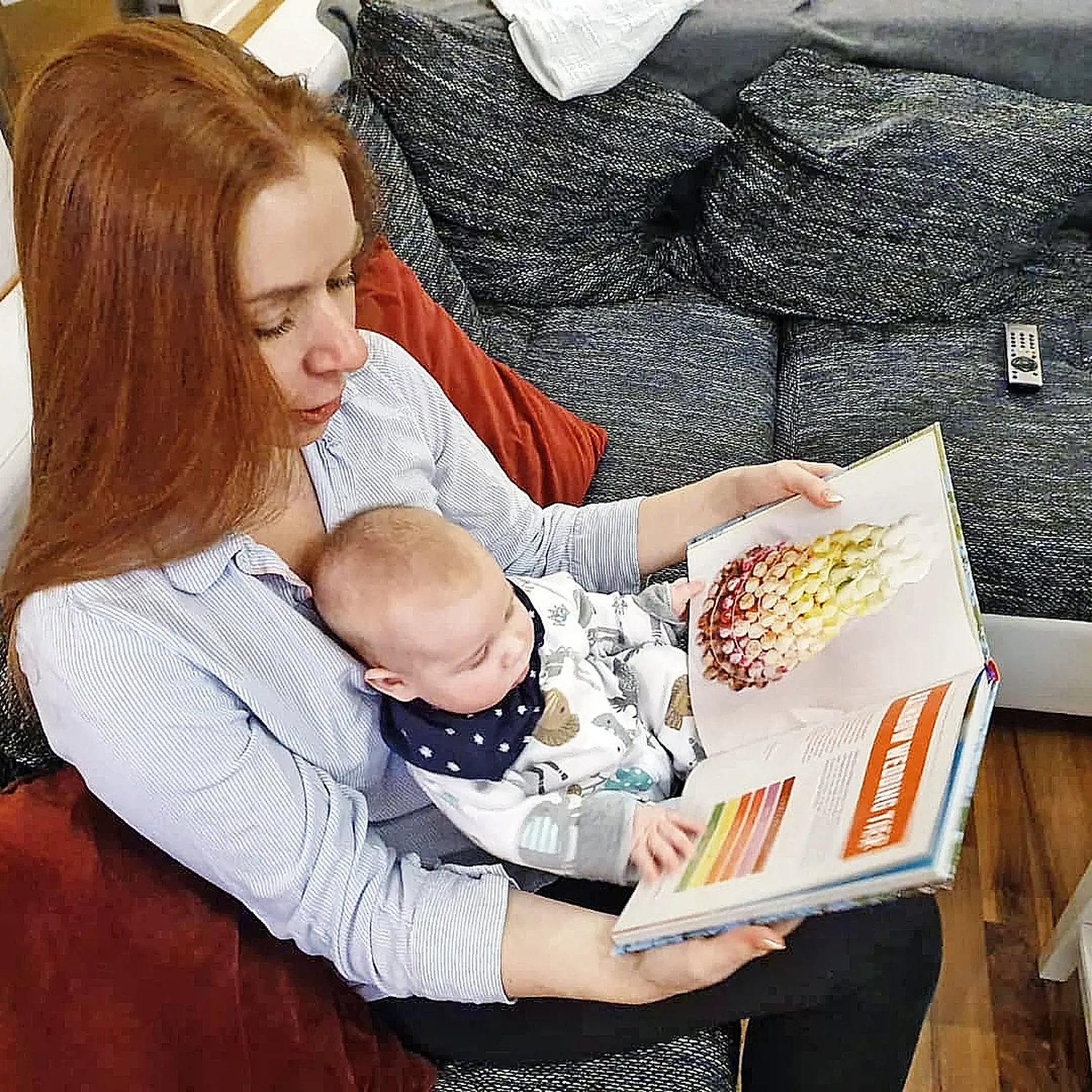 Doma má malú
pomocníčku,
jej manžel
s dcérkou sú
jej oporou.