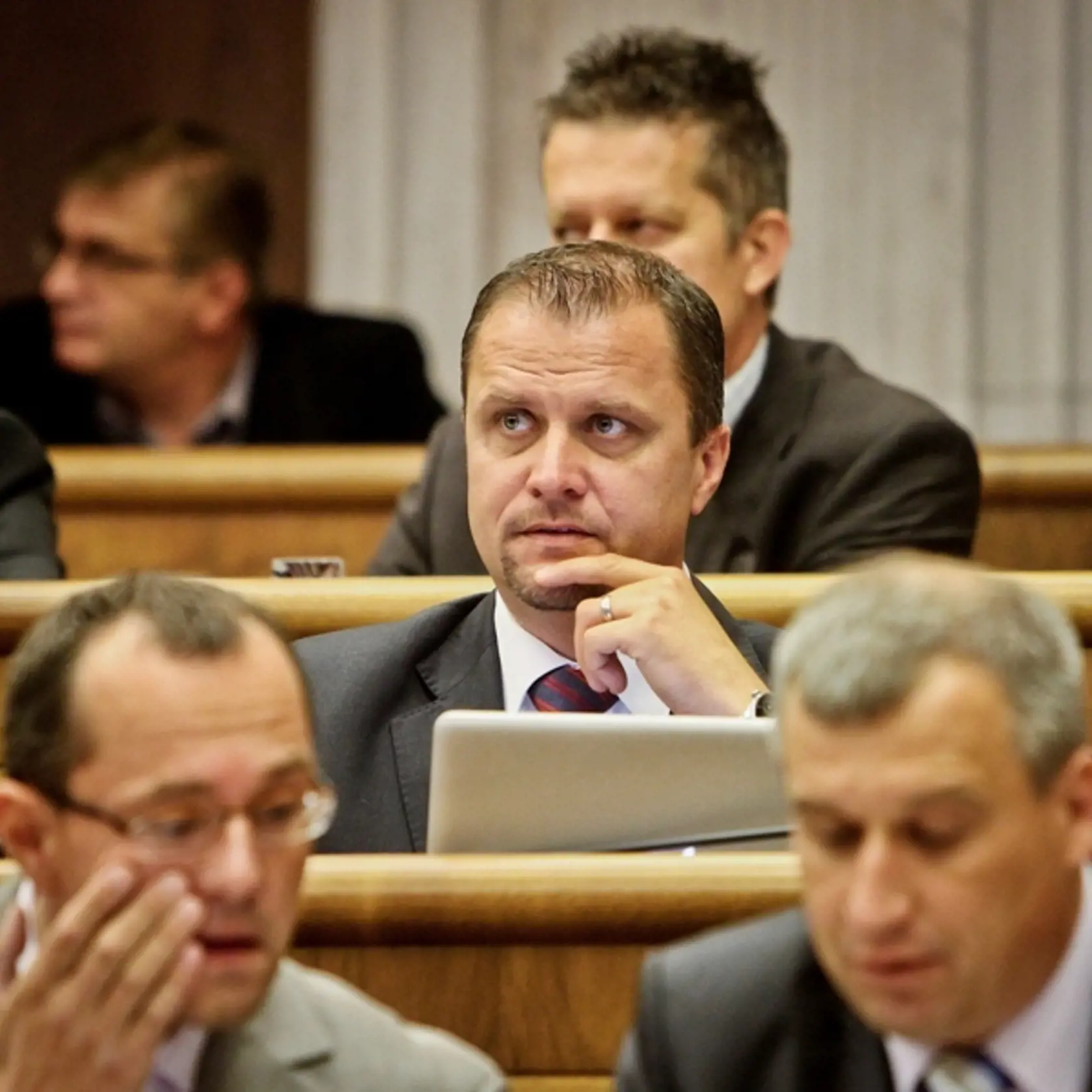 Andrej Hrnčiar ponúka odmenu za informácie o bielom prášku na úrade v Martine.