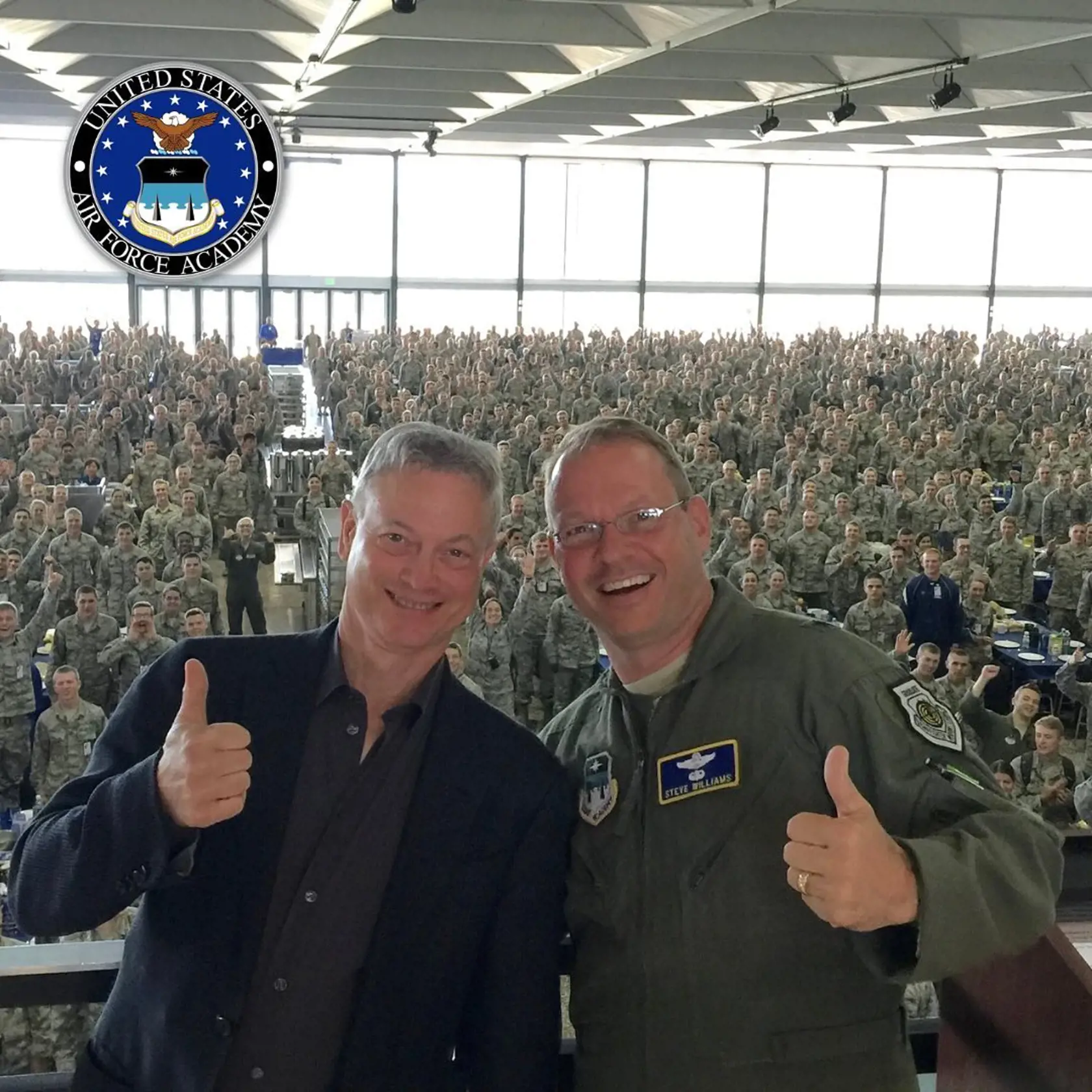 Herec Gary Sinise je tiež nadaným hudobníkom. So skupinou Lt. Dan Band, pomenovanej podľa poručíka Dana z Forresta Gumpa, hráva na vojenských základniach. 